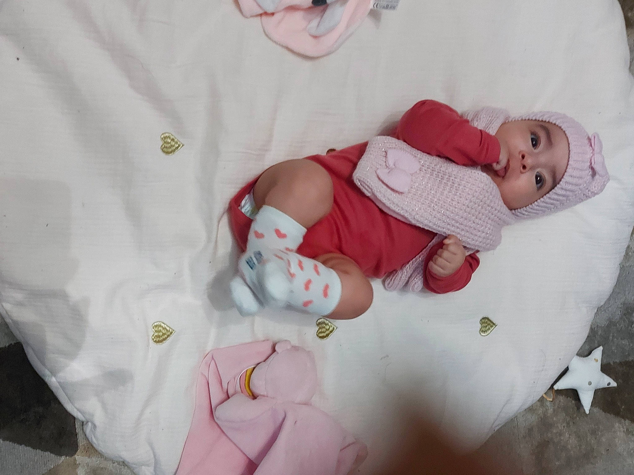 Lina a rejoint le concours — aidez-le/la à gagner de superbes lots ! baby, baby_products, baby_safety, baby_sleeping, baby_toddler_clothing, carmine, child, comfort, event, hand, headwear, health_care, linens, pattern, person, pink, room, service, sleeve, textile