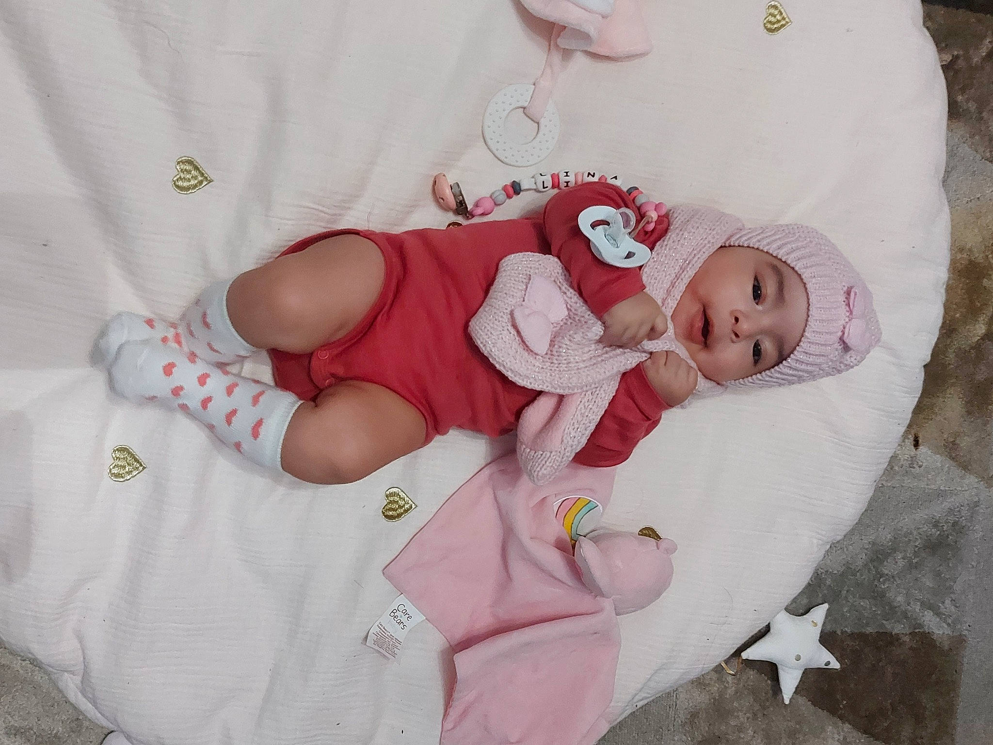 Lina a rejoint le concours — aidez-le/la à gagner de superbes lots ! baby, baby_products, baby_safety, baby_sleeping, baby_toddler_clothing, child, comfort, elbow, flesh, head, headgear, headwear, human_body, linens, pattern, peach, person, pink, room, skin