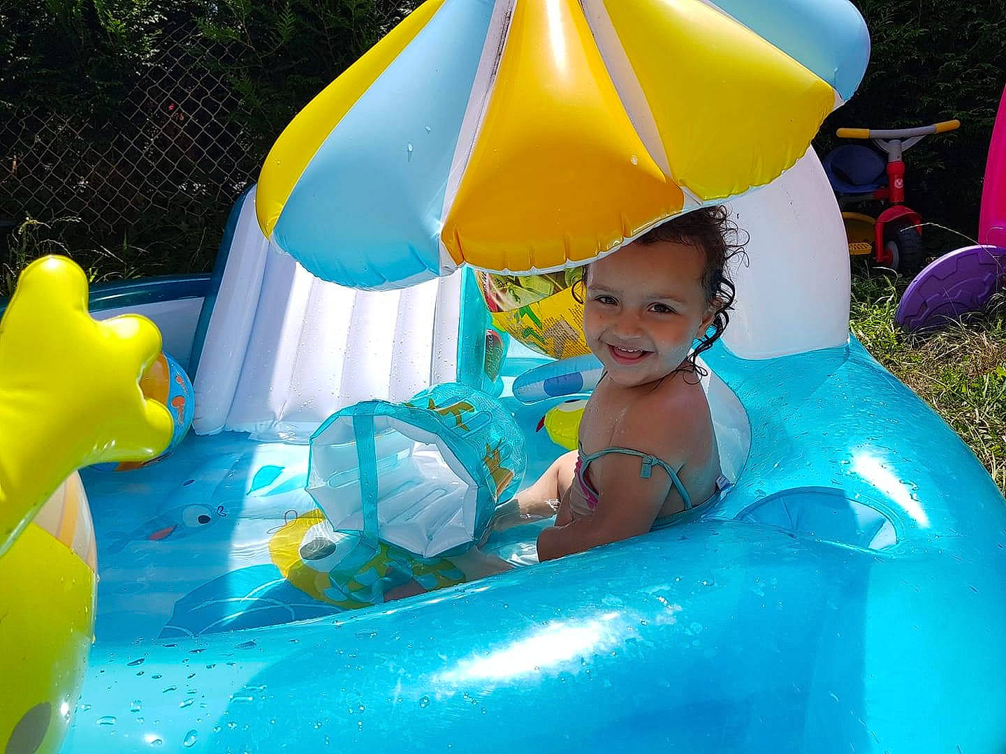 Loana a rejoint le concours — aidez-le/la à gagner de superbes lots ! aqua, azure, child, chute, event, fun, games, green, happy, inflatable, joy, leisure, person, recreation, smile, summer, swimming_pool, swimwear, toddler, umbrella