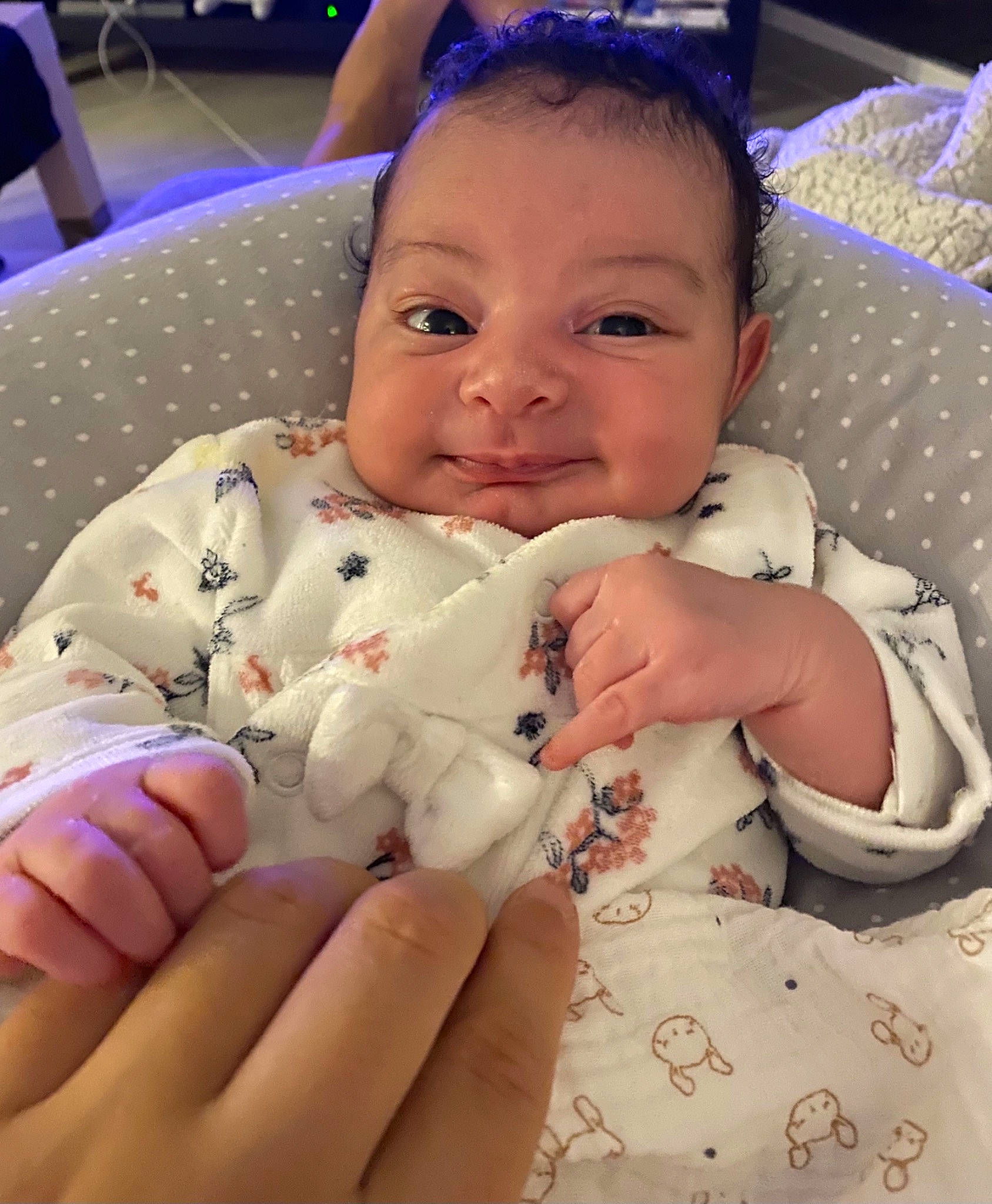 Maïa participe au concours pour gagner de l'argent avec cette photo : baby, baby_toddler_clothing, cheek, child, comfort, eye, eyebrow, face, finger, gesture, hand, happy, mouth, nail, nose, person, skin, smile, textile, thumb