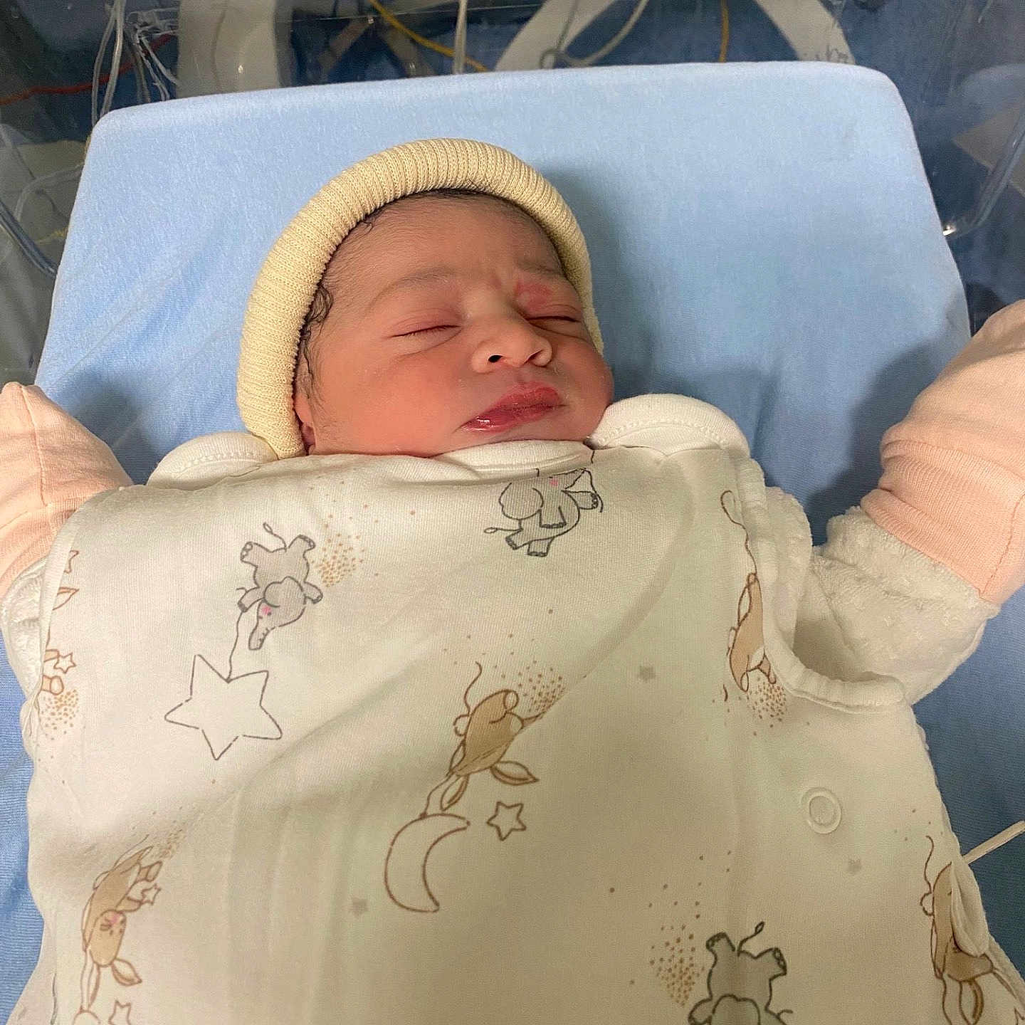Lilia a rejoint le concours — aidez-le/la à gagner de superbes lots ! baby, bassinet, blanket, closed_eyes, crib, cute, face, hat, head, hospital, incubator, infant, medical_equipment, mittens, newborn, peaceful, portrait, sheet, sleeping, swaddle