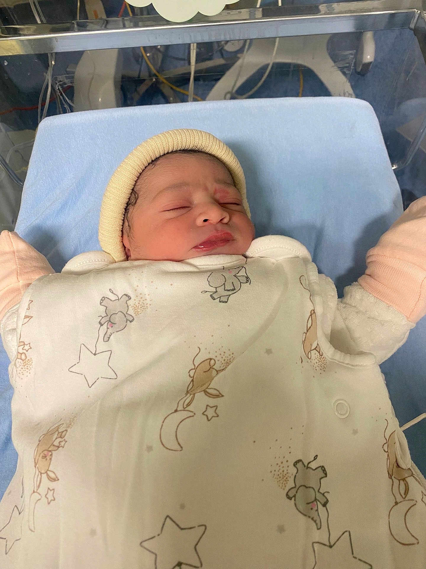 Lilia a rejoint le concours — aidez-le/la à gagner de superbes lots ! baby, newborn, infant, sleeping, swaddle, hat, mittens, incubator, hospital, bassinet, blanket, closed_eyes, face, head, crib, medical_equipment, sheet, cute, peaceful, portrait