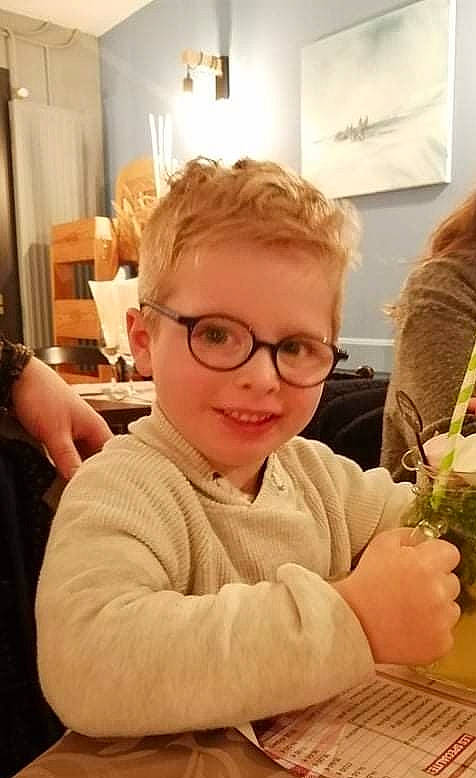 Gabryel a rejoint le concours — aidez-le/la à gagner de superbes lots ! arm, blond, chair, cocktail, drink, eyewear, fun, glasses, hair, hand, happy, joy, leaf_vegetable, person, room, sitting, smile, sunglasses, t_shirt, tableware