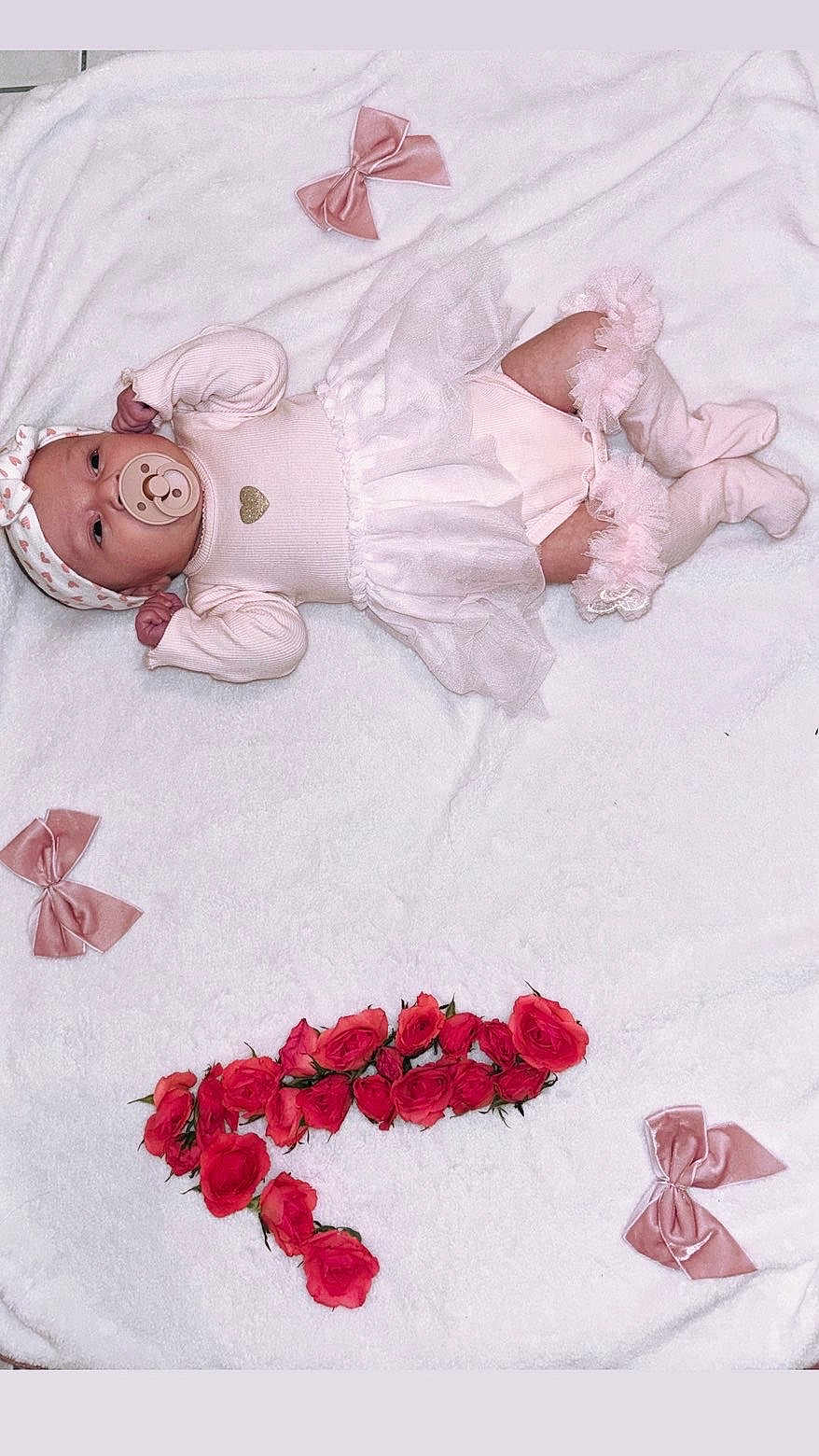 Aliya a rejoint le concours — aidez-le/la à gagner de superbes lots ! baby, tutu, pink, pacifier, headband, bow, roses, flower_arrangement, blanket, soft_texture, infant, cute, lying_down, white_background, decorative, adorable, small, newborn, clothing, portrait