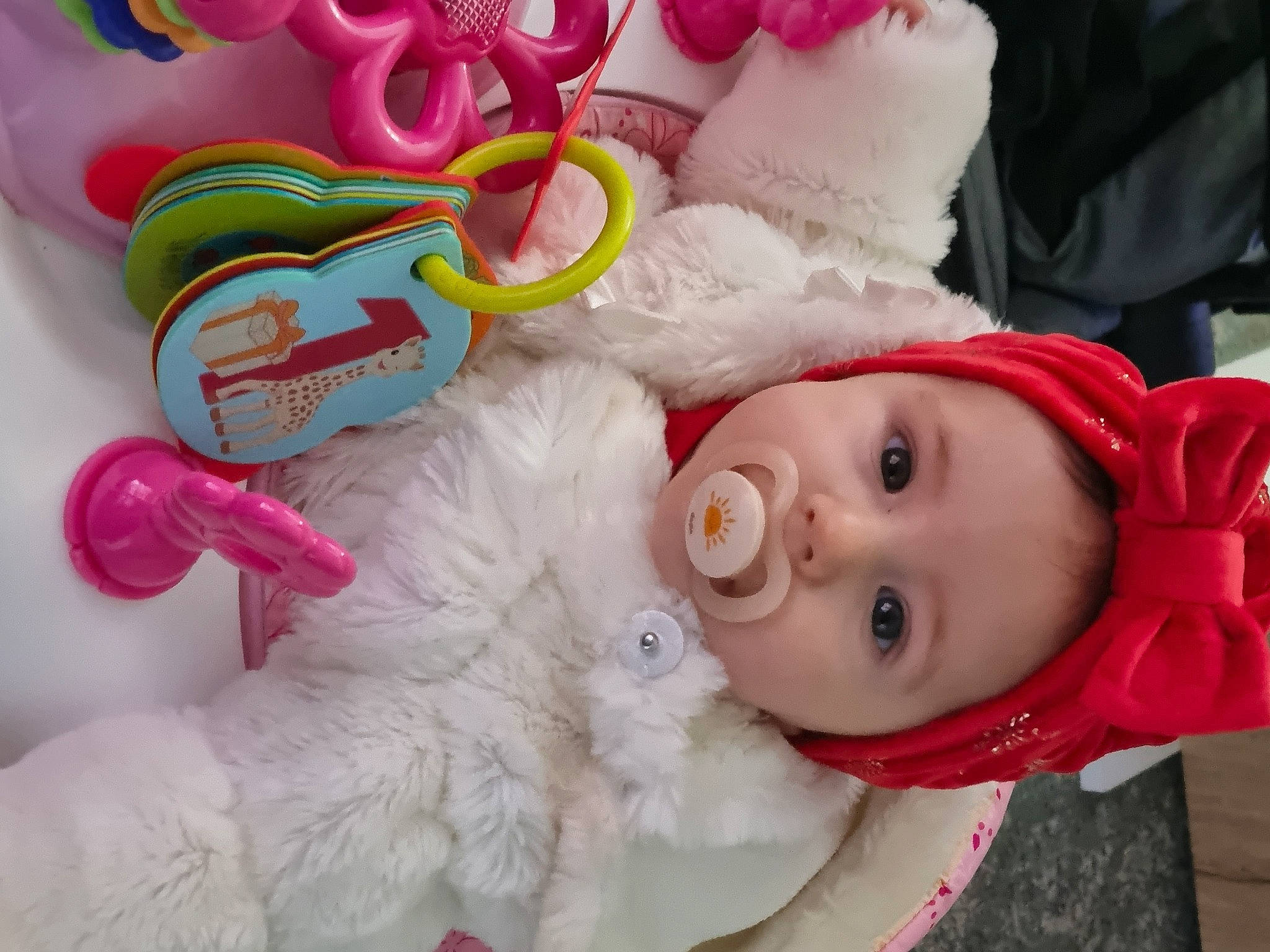 Eva participe au concours pour gagner de l'argent avec cette photo : baby, baby_products, baby_toddler_clothing, cheek, child, eye, eyelash, fur, happy, hat, headgear, headwear, lip, magenta, nose, person, pink, plush, skin, toddler