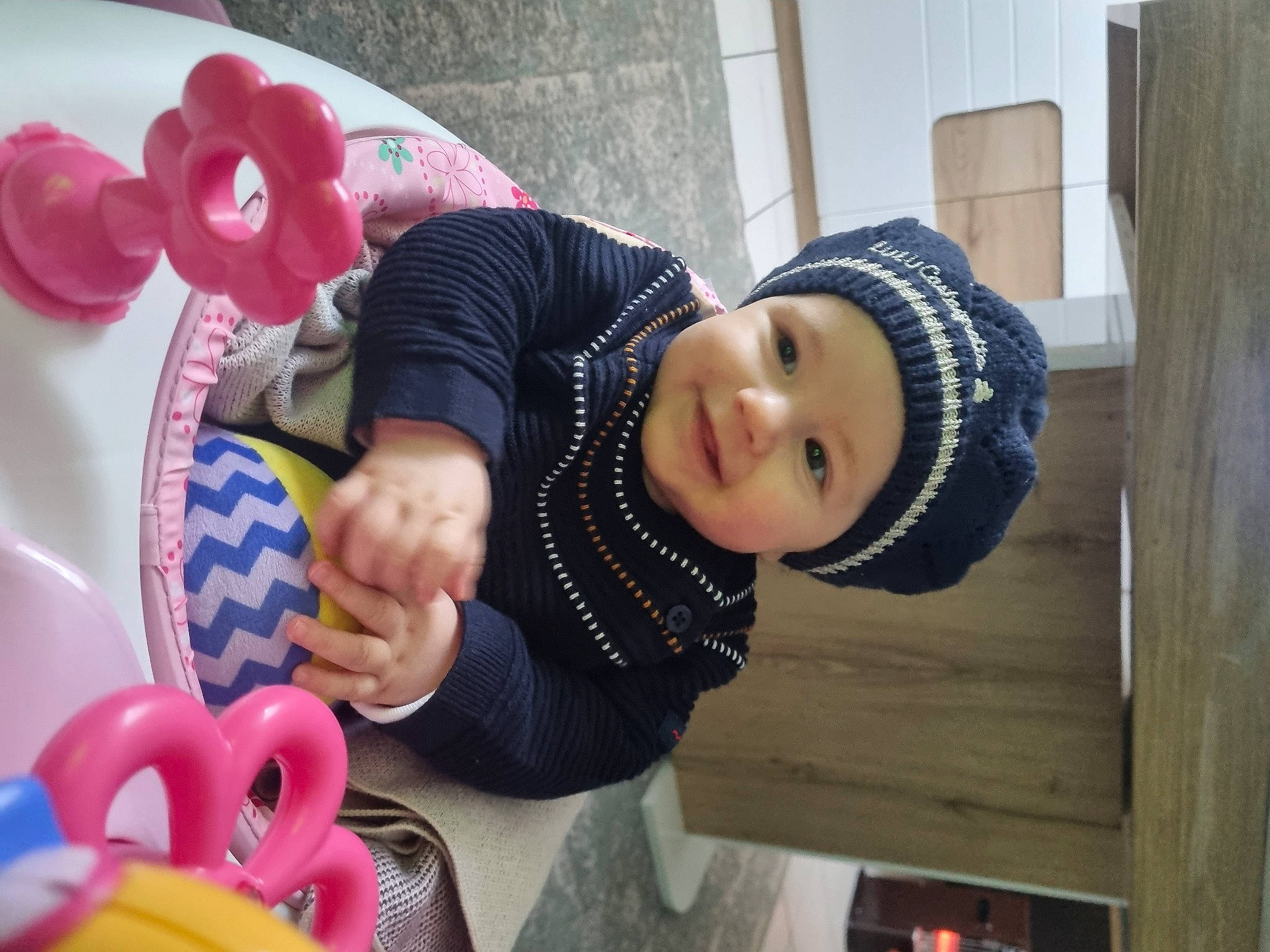 Eva participe au concours pour gagner de l'argent avec cette photo : baby, baby_toddler_clothing, balloon, cap, child, event, fashion_accessory, fun, happy, hat, headgear, headwear, jewellery, joy, party_supply, pattern, person, pink, smile, sun_hat