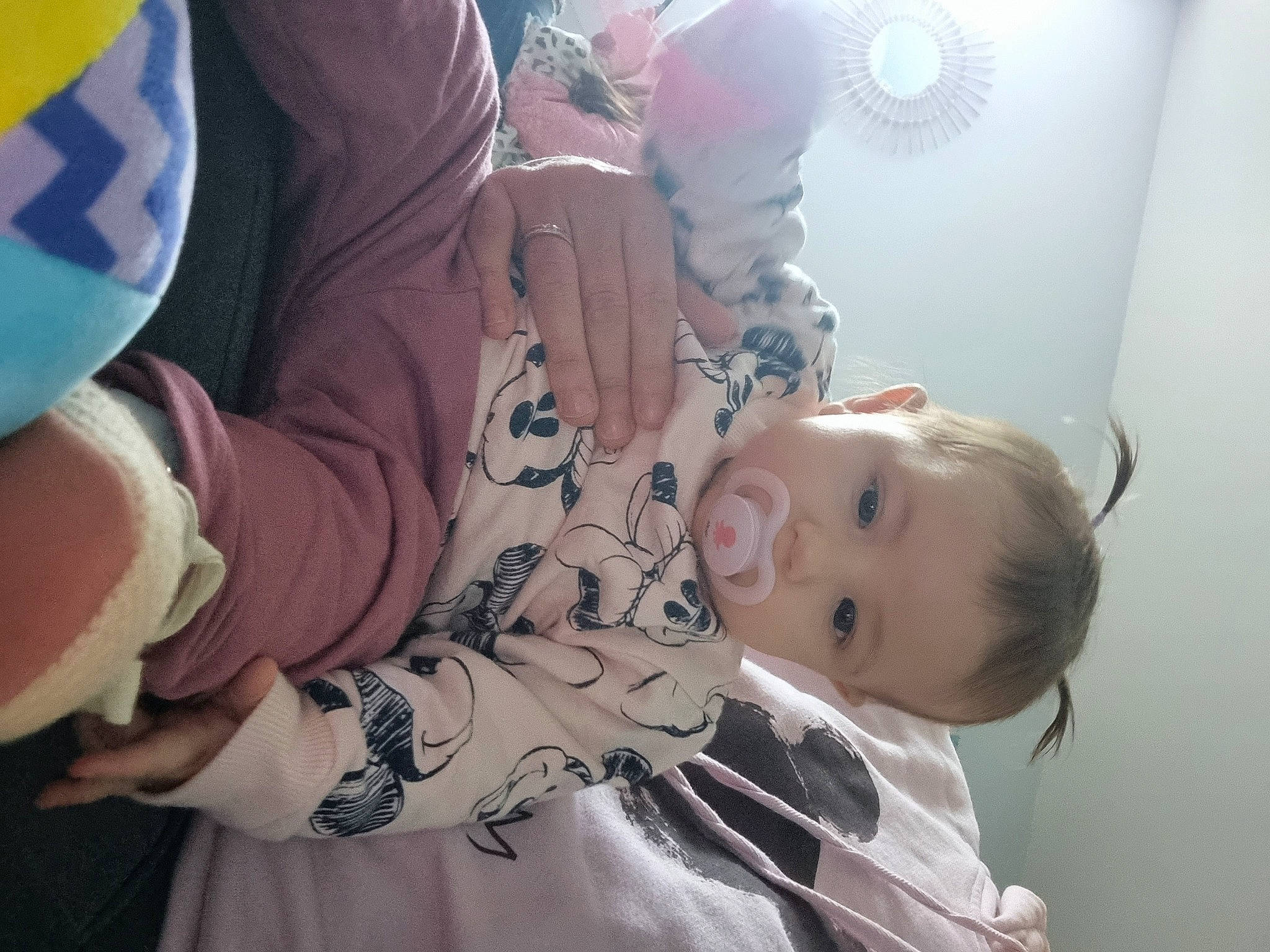 Eva a rejoint le concours — aidez-le/la à gagner de superbes lots ! abdomen, baby, chest, child, comfort, ear, elbow, eye, eyelash, fun, gesture, happy, mechanical_fan, mouth, neck, nose, person, plant, skin, toddler