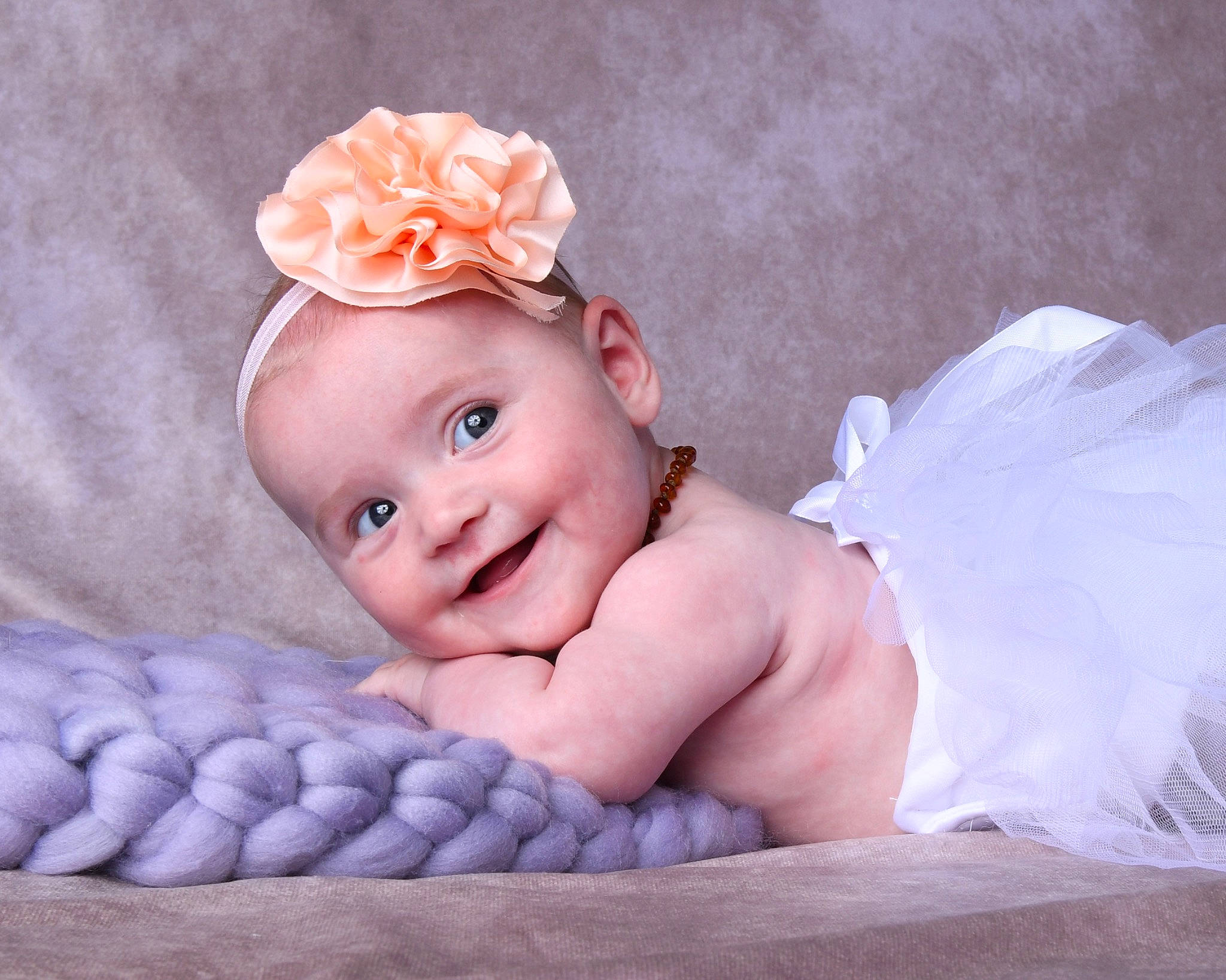 Hina a rejoint le concours — aidez-le/la à gagner de superbes lots ! baby, baby_toddler_clothing, child, chin, comfort, finger, flower, hand, happy, headgear, headpiece, headwear, iris, joy, person, petal, pink, plant, product, skin