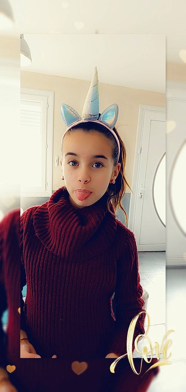 Lindsay a rejoint le concours — aidez-le/la à gagner de superbes lots ! beauty, clothing, cool, ear, eye, face, fashion, fashion_accessory, fur, hair, hairstyle, hat, head, headgear, lip, long_hair, neck, organ, outerwear, person