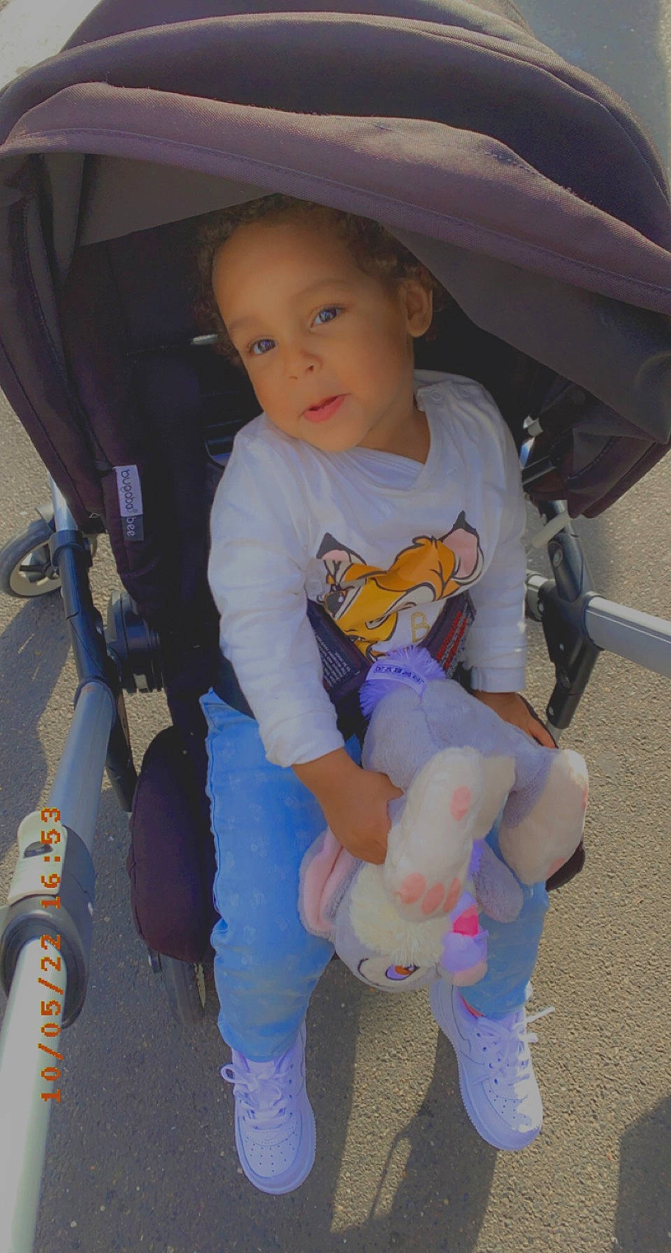 Jayna a rejoint le concours — aidez-le/la à gagner de superbes lots ! auto_part, baby, baby_carriage, baby_products, baby_toddler_clothing, car_seat, child, comfort, electric_blue, fun, human_leg, knee, lap, person, sitting, skin, thigh, tire, toddler, vehicle_door