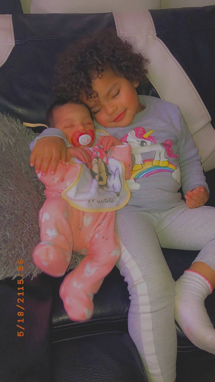 Kaylis a rejoint le concours — aidez-le/la à gagner de superbes lots ! abdomen, baby_toddler_clothing, cheek, comfort, eye, face, finger, hairstyle, hand, happy, joint, lap, leg, mouth, person, pink, skin, smile, thigh, toddler