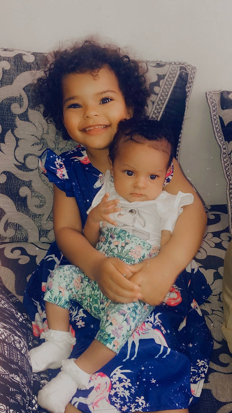 Kaylis a rejoint le concours — aidez-le/la à gagner de superbes lots ! azure, blue, clothing, dress, face, fashion, flash_photography, hair, hairstyle, happy, head, human_body, iris, joy, leg, person, shoulder, skin, smile, style