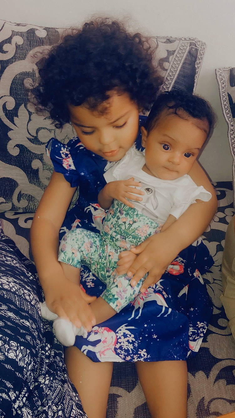 Kaylis a rejoint le concours — aidez-le/la à gagner de superbes lots ! arm, azure, comfort, cool, eye, facial_expression, finger, gesture, hair, hairstyle, hand, happy, human_body, interaction, leg, organ, person, shoulder, skin, textile