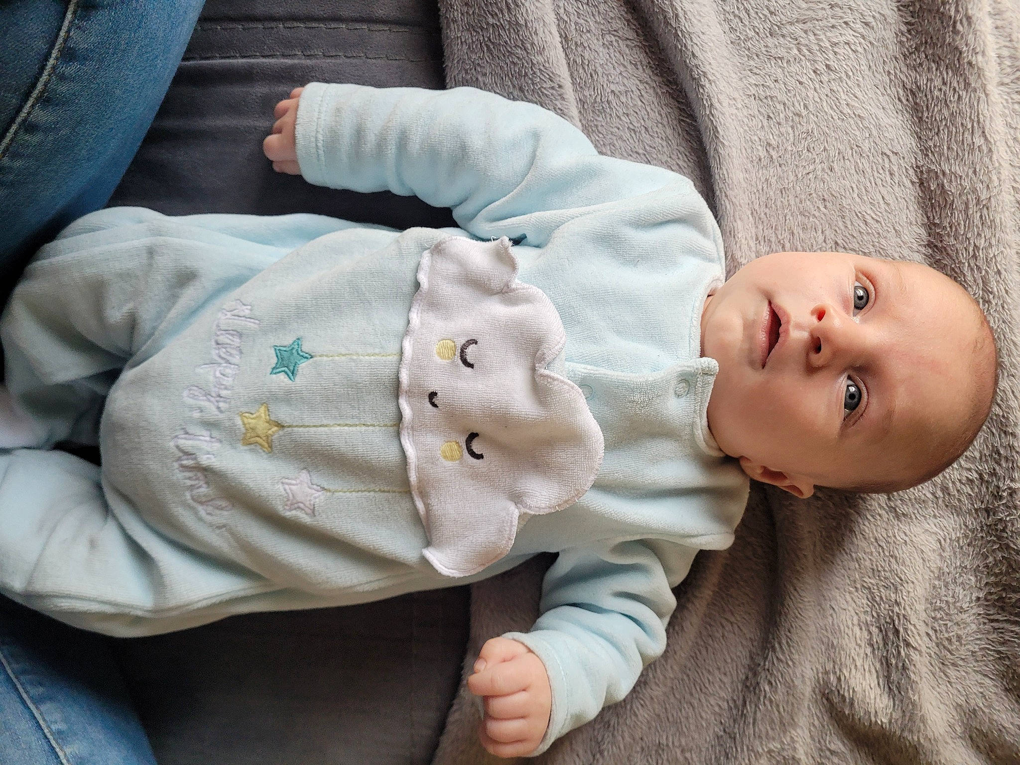 Manoé a rejoint le concours — aidez-le/la à gagner de superbes lots ! arm, baby, baby_toddler_clothing, cheek, clothing, collar, comfort, finger, gesture, glasses, hand, head, mammal, nose, person, skin, sleeve, smile, toddler, vertebrate