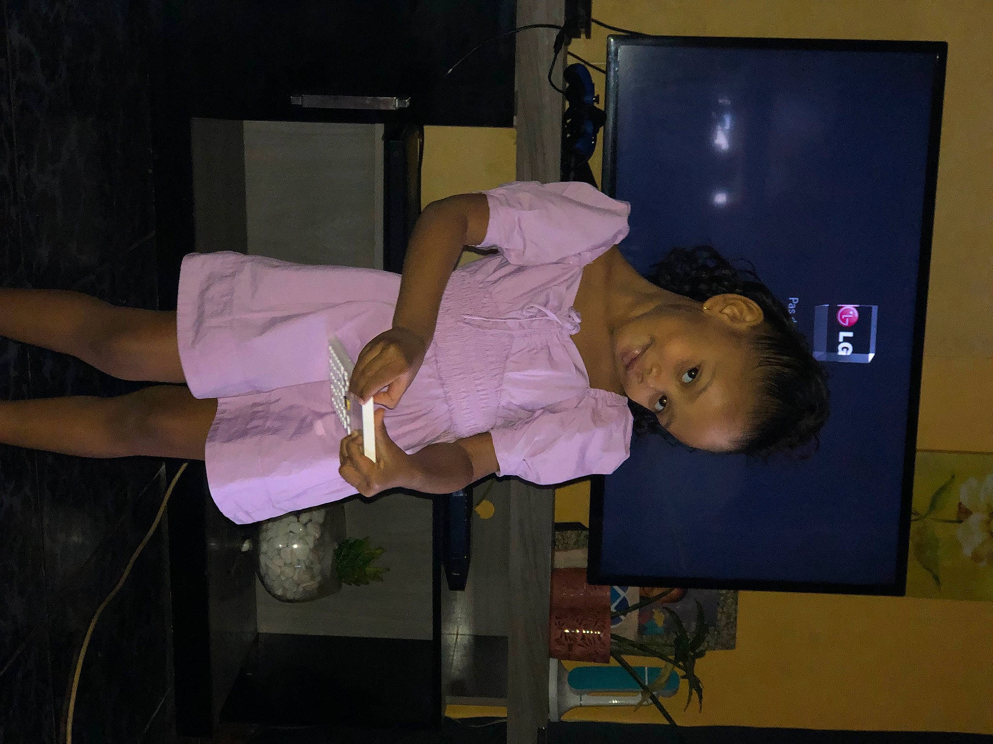 Inayah participe au concours pour gagner de l'argent avec cette photo : display_device, event, fun, human_leg, joy, knee, magenta, person, room, sandal, thigh, wrist