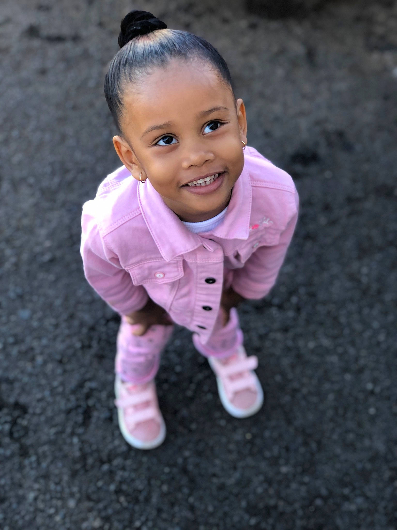 Inayah participe au concours pour gagner de l'argent avec cette photo : asphalt, cheek, finger, flash_photography, flooring, fun, gesture, grass, happy, head, joy, lip, nose, people_in_nature, person, pink, road_surface, skin, smile, thumb