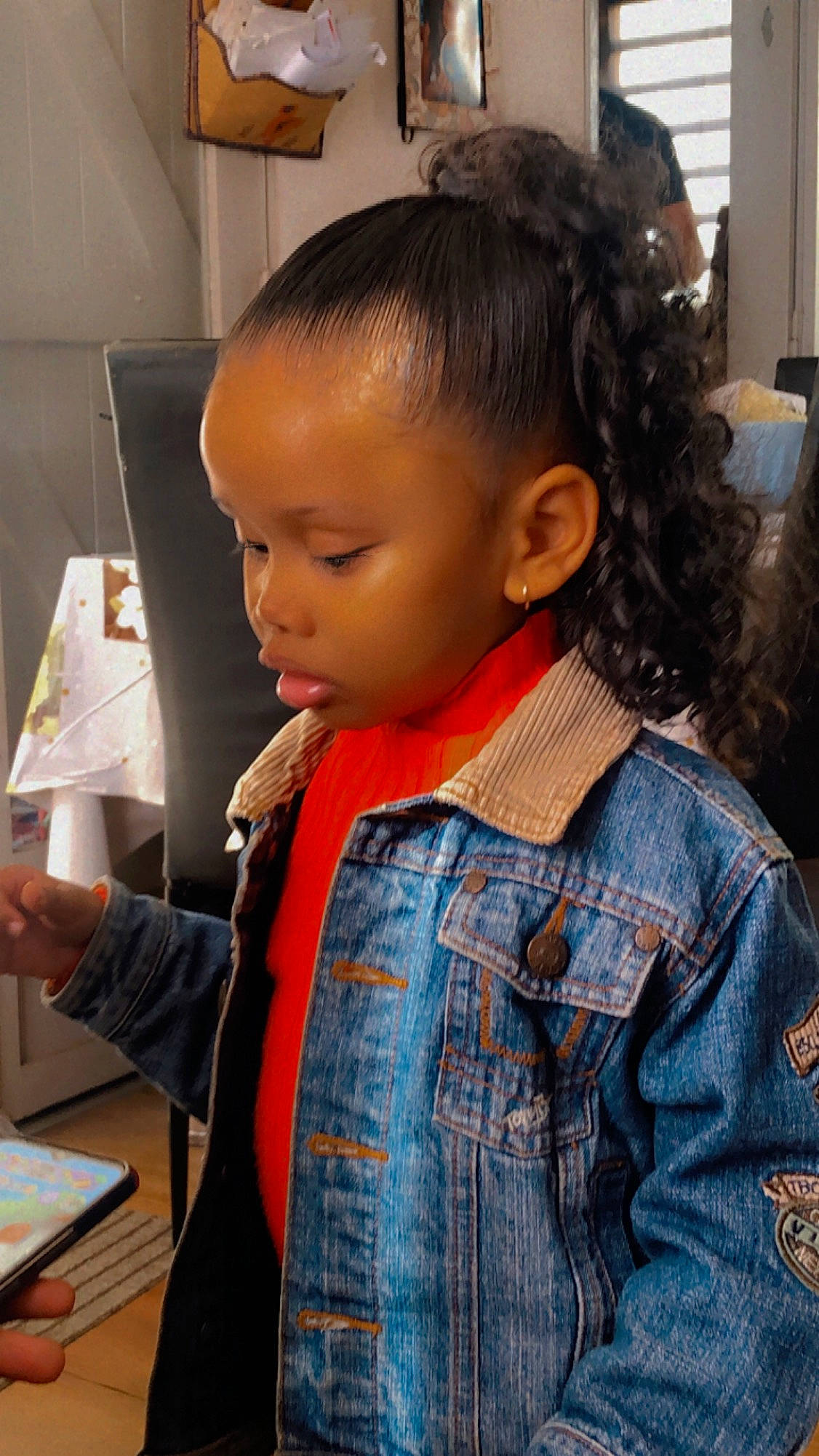 Inayah a rejoint le concours — aidez-le/la à gagner de superbes lots ! box, button, cheek, child, denim, electric_blue, fashion_design, fun, hairstyle, head, human, nose, pattern, person, plaid, room, sleeve, standing, t_shirt, tartan