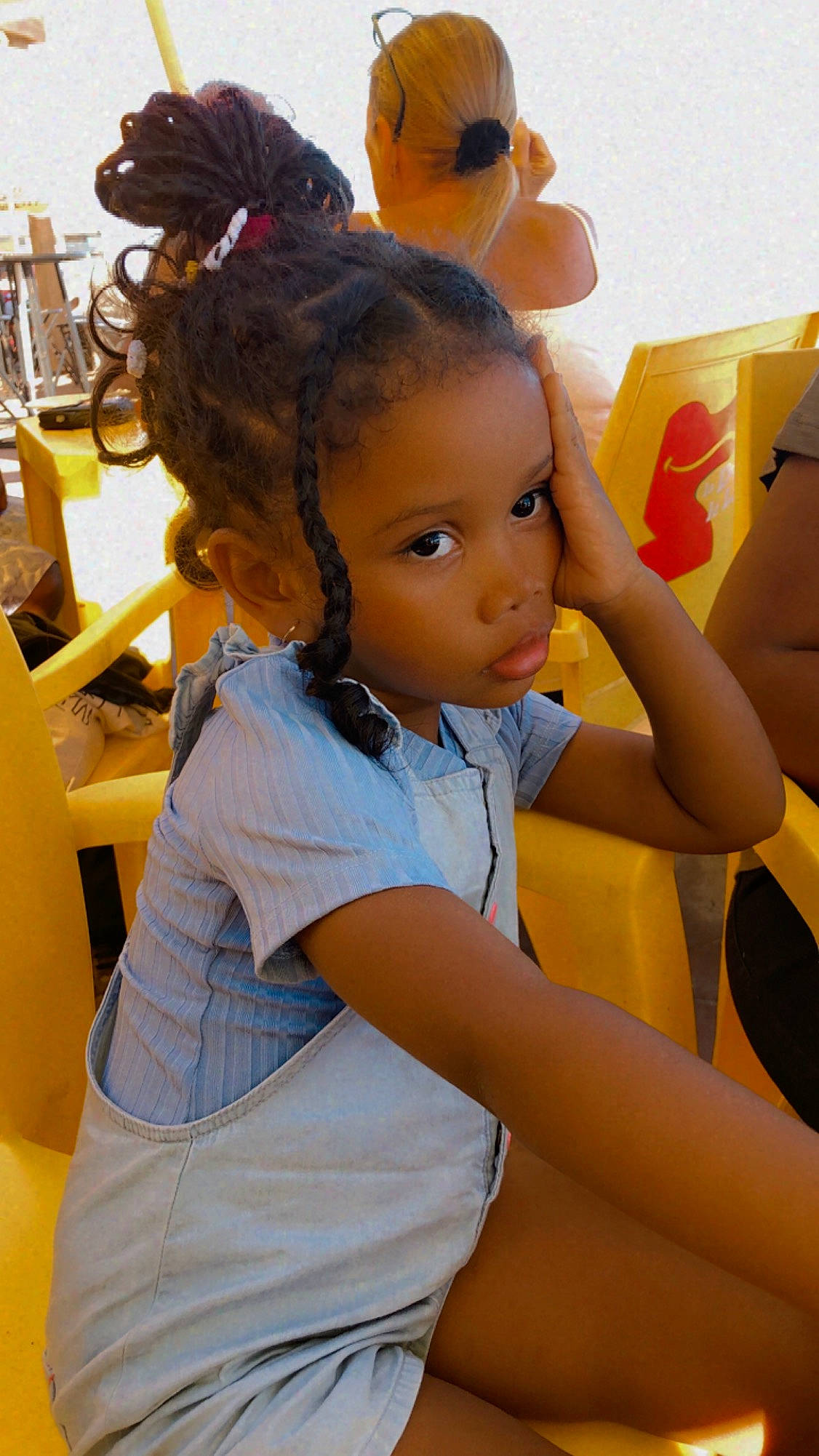 Inayah participe au concours pour gagner de l'argent avec cette photo : arm, black_hair, chair, child, ear, facial_expression, fashion_design, fun, hair_tie, happy, human_leg, leisure, long_hair, neck, person, room, sitting, skin, t_shirt, thigh