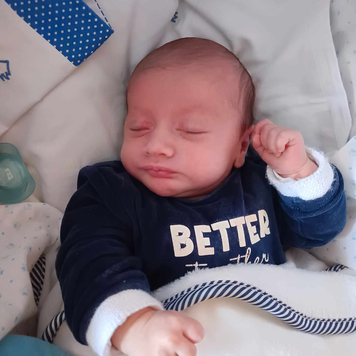 Raphaël a rejoint le concours — aidez-le/la à gagner de superbes lots ! baby, blanket, child, clothing, comfort, cozy, cute, face, hand, indoor, infant, navy_blue, newborn, pajamas, peaceful, portrait, resting, sleeping, soft_lighting, text_on_clothing