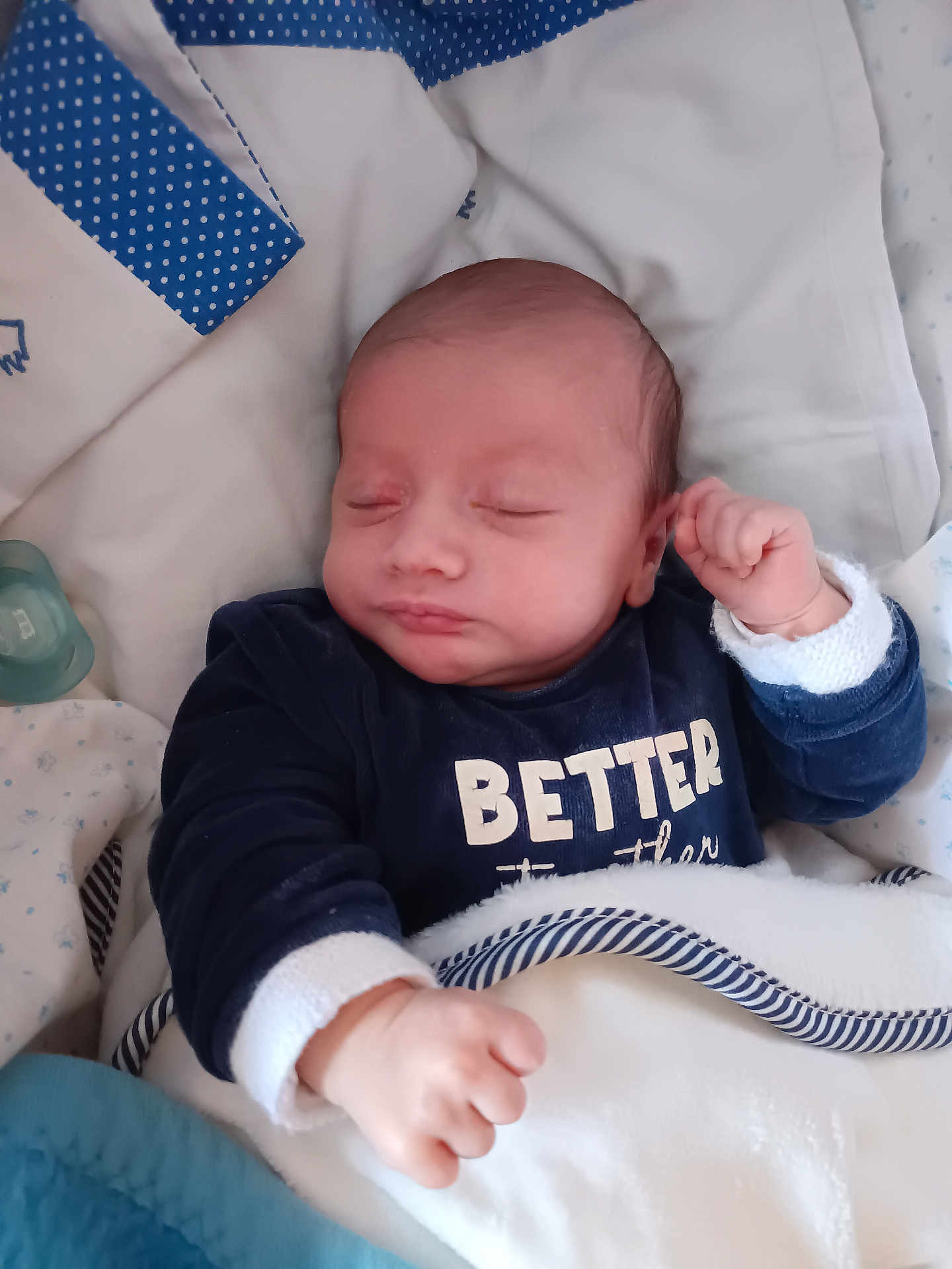 Raphaël a rejoint le concours — aidez-le/la à gagner de superbes lots ! baby, blanket, child, clothing, comfort, cozy, cute, face, hand, indoor, infant, navy_blue, newborn, pajamas, peaceful, portrait, resting, sleeping, soft_lighting, text_on_clothing