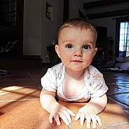 Louise a rejoint le concours — aidez-le/la à gagner de superbes lots ! baby, child, floor, tile, sunlight, indoor, onesie, hands, face, eyes, curious, home, window, shadow, crawling, person, portrait, young, cute, infant