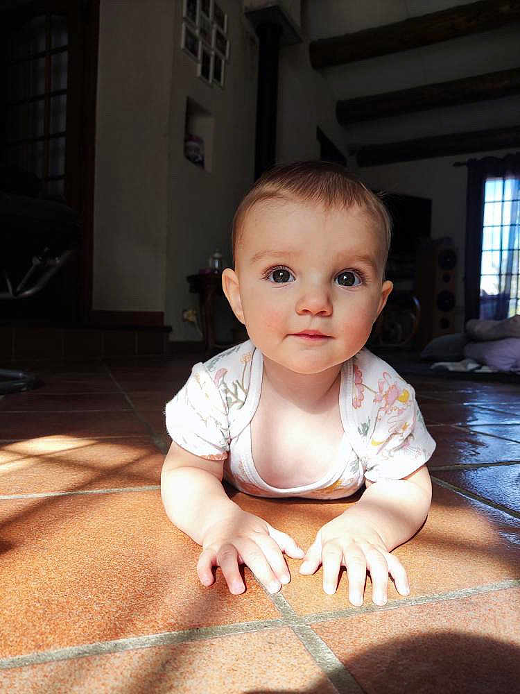 Louise a rejoint le concours — aidez-le/la à gagner de superbes lots ! baby, child, floor, tile, sunlight, indoor, onesie, hands, face, eyes, curious, home, window, shadow, crawling, person, portrait, young, cute, infant