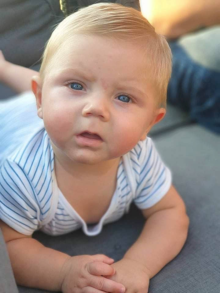 Sacha participe au concours pour gagner de l'argent avec cette photo : baby_toddler_clothing, cheek, chin, eye, eyebrow, face, finger, flooring, hair, hairstyle, iris, joint, lip, mouth, nose, person, skin, sleeve, smile, standing