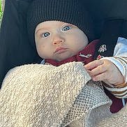 Andréa participe au concours pour gagner de l'argent avec cette photo : baby, child, blue_eyes, beanie, blanket, stroller, clothing, face, hand, infant, knit, outdoor, person, portrait, red_clothing, warm, young_child, cute, cozy, winter