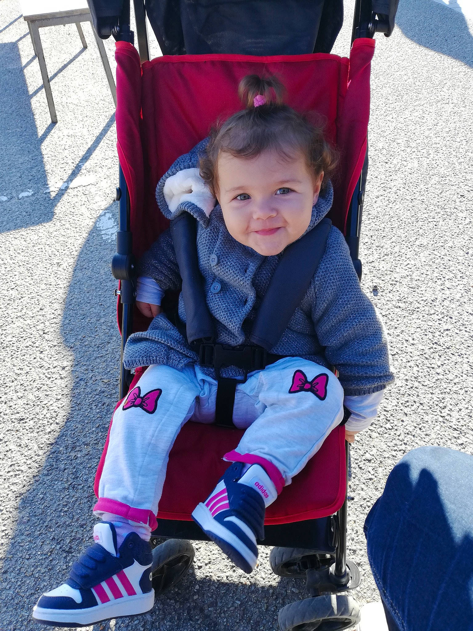 Lyloo a rejoint le concours — aidez-le/la à gagner de superbes lots ! baby, baby_carriage, baby_products, child, footwear, jeans, person, plant, play, playground, product, public_space, recreation, shoe, smile, toddler, vacation