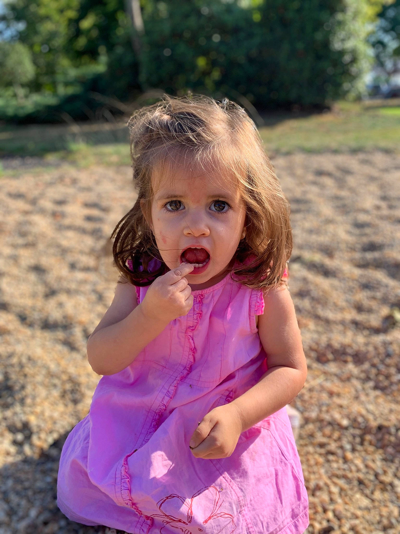 Talia a rejoint le concours — aidez-le/la à gagner de superbes lots ! baby_toddler_clothing, dress, eye, facial_expression, grass, happy, iris, leaf, leisure, lip, people_in_nature, person, pink, plant, purple, recreation, skin, summer, sunlight, surprise