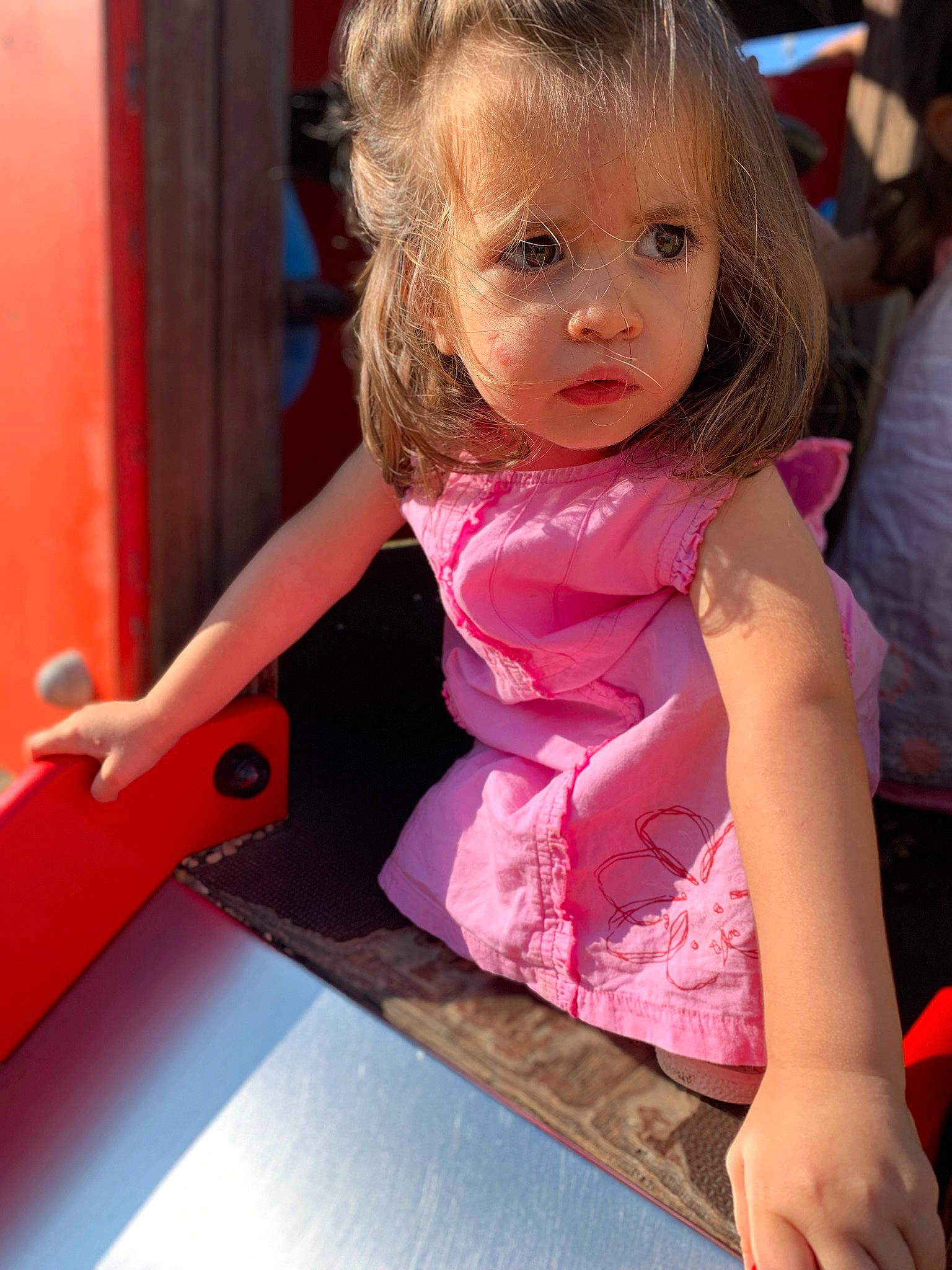 Talia a rejoint le concours — aidez-le/la à gagner de superbes lots ! baby_toddler_clothing, blond, brown_hair, cheek, child, eyelash, fun, happy, iris, leisure, lip, magenta, nose, person, pink, play, sitting, skin, sleeve, thumb