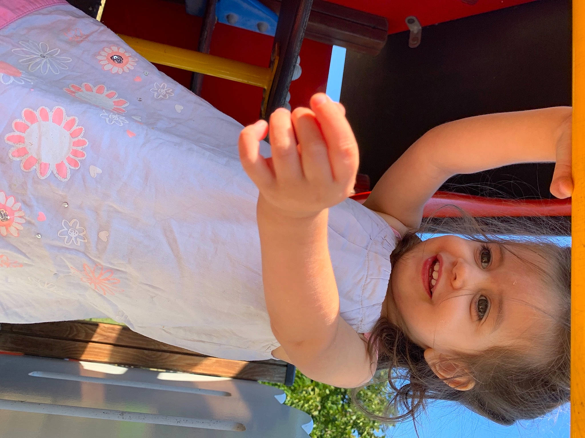 Inaya a rejoint le concours — aidez-le/la à gagner de superbes lots ! beauty, child, elbow, finger, fun, gesture, happy, joy, leisure, light, nail, organ, person, photograph, smile, snapshot, summer, t_shirt, thumb, tree