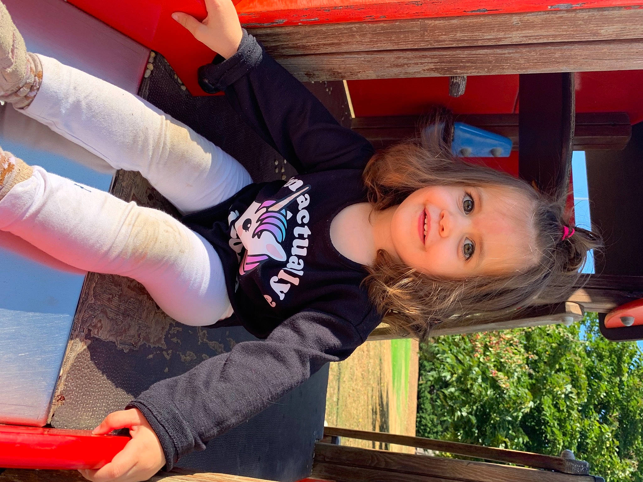 Inaya a rejoint le concours — aidez-le/la à gagner de superbes lots ! child, elbow, electric_blue, fun, happy, joy, knee, leisure, person, photography, plant, play, red, smile, snapshot, sportswear, t_shirt, thigh, tire, toddler