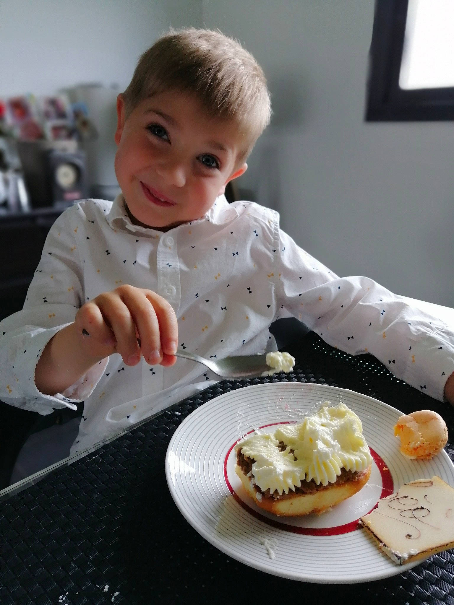 Sacha participe au concours pour gagner de l'argent avec cette photo : baked_goods, birthday_cake, cake, cake_decorating, cooking, cuisine, dish, dishware, food, ingredient, joy, person, picture_frame, plate, recipe, serveware, smile, sugar_cake, sweetness, table