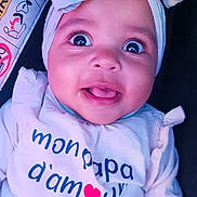 Jah' a rejoint le concours — aidez-le/la à gagner de superbes lots ! airbag, baby, carseat, child, closeup, clothing, cute, expression, face, headwear, heart, indoors, infant, portrait, seat, smile, text, tongue, towel, warning_sign