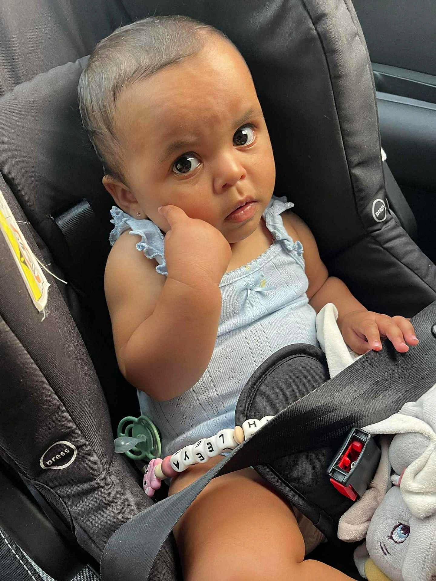 Jah' participe au concours pour gagner de l'argent avec cette photo : baby, car, car_seat, child, closeup, clothing, cute, expression, face, indoor, infant, pacifier, person, portrait, safety, seatbelt, sitting, strap, toddler, toy