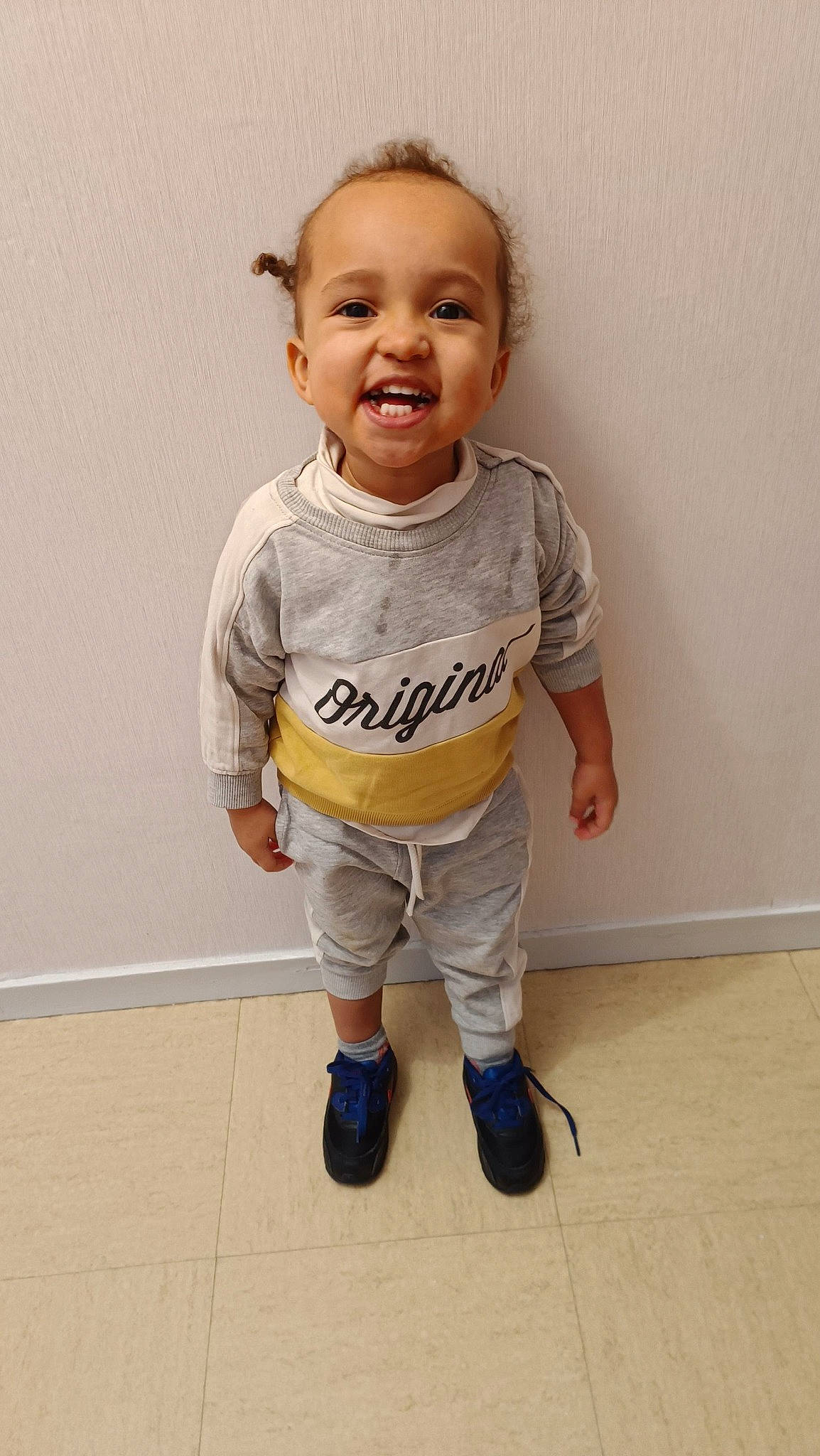 Leeroy a rejoint le concours — aidez-le/la à gagner de superbes lots ! baby, baby_toddler_clothing, cheek, child, child_model, elbow, face, flooring, gesture, happy, human_leg, knee, pattern, person, portrait_photography, sitting, sleeve, smile, t_shirt, toddler