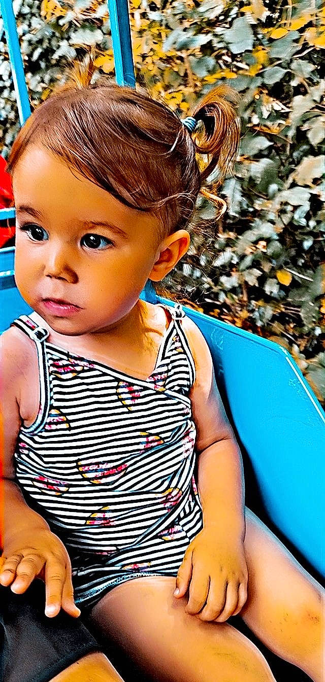 Victoire a rejoint le concours — aidez-le/la à gagner de superbes lots ! audio_equipment, baby_toddler_clothing, blue, child, cool, electric_blue, eyelash, face, fun, hair, hairstyle, happy, head, leisure, lip, neck, organ, person, photograph, snapshot