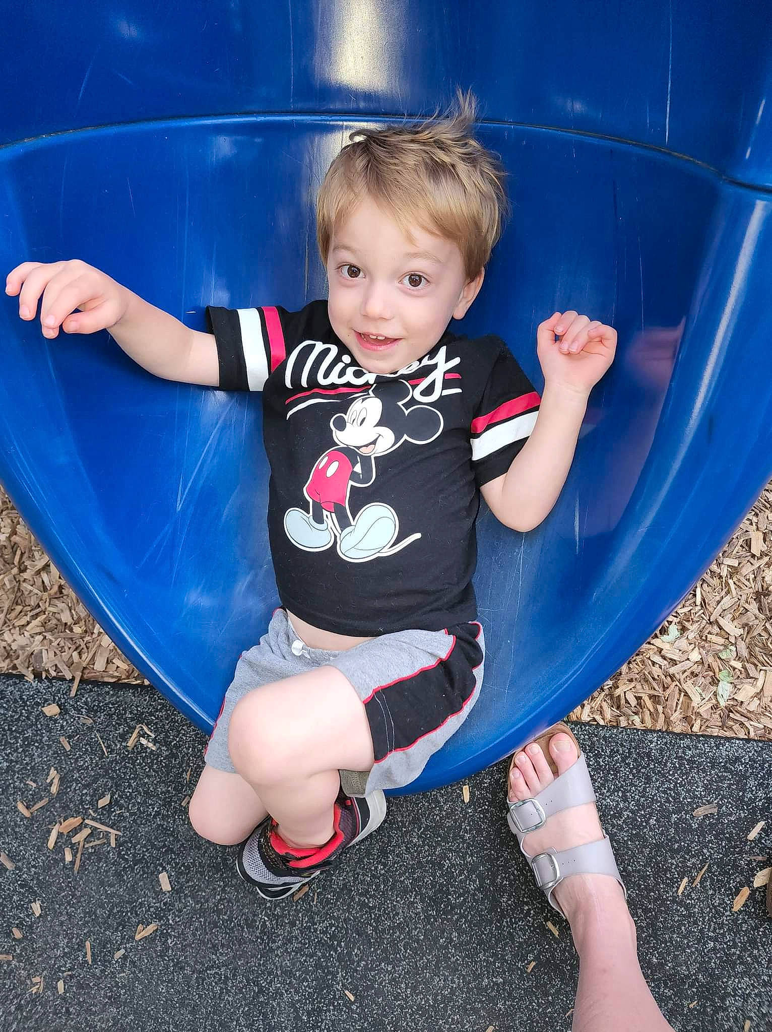 Aragorn is registered to the contest to win money with this photo: azure, baby_toddler_clothing, blue, child, comfort, electric_blue, finger, flash_photography, fun, human_leg, joy, knee, lap, leg, leisure, organ, person, recreation, shoe, sitting