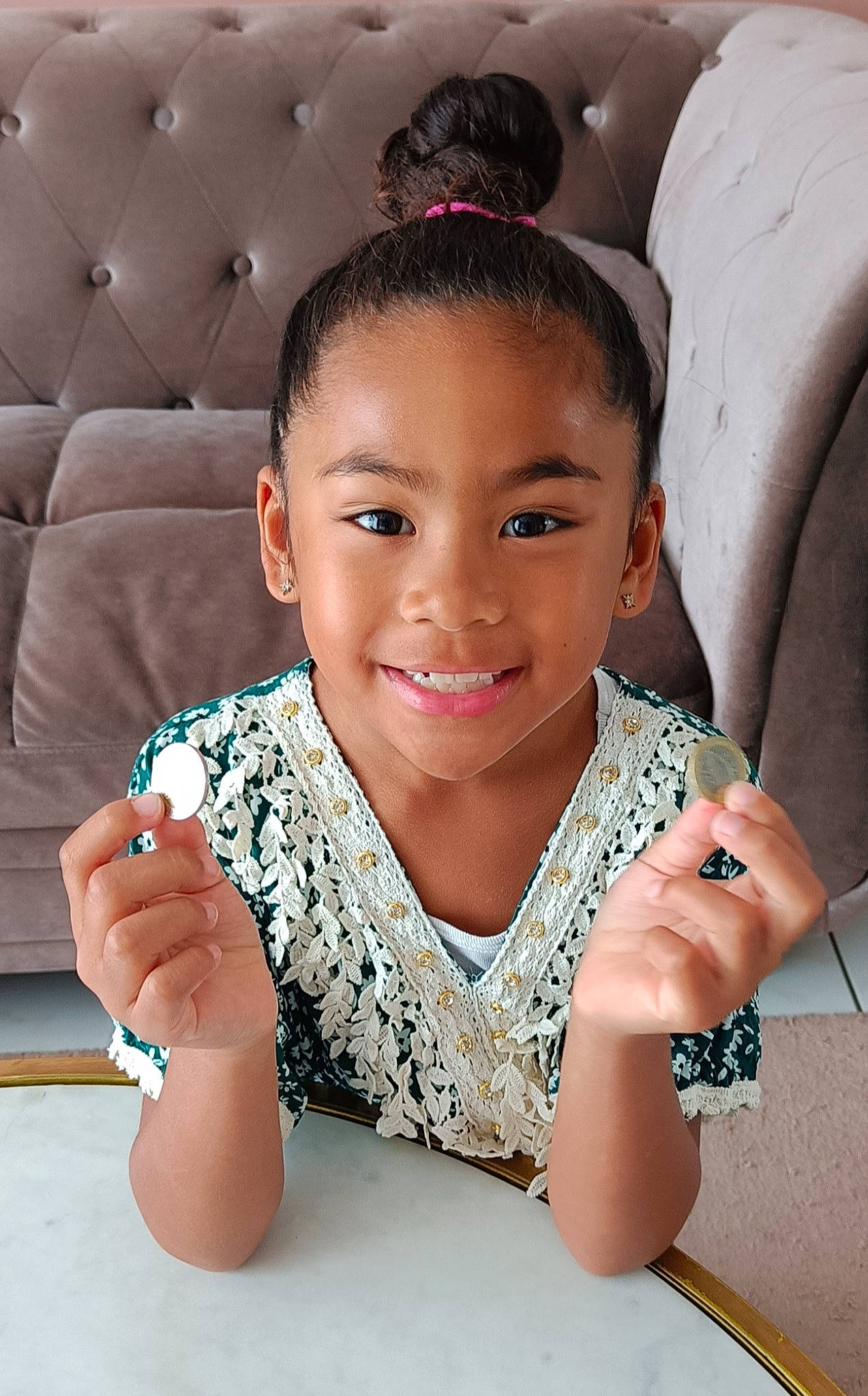 Manila a rejoint le concours — aidez-le/la à gagner de superbes lots ! cheek, chin, eye, eyelash, face, facial_expression, finger, forehead, fun, gesture, hair, hairstyle, hand, happy, head, human, joy, neck, nose, person