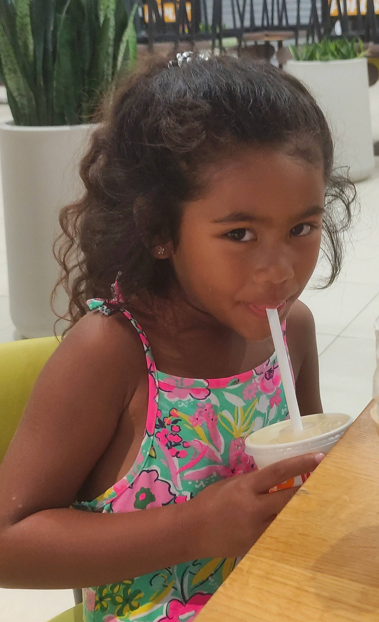 Manila a rejoint le concours — aidez-le/la à gagner de superbes lots ! adaptation, black_hair, child, chin, curtain, fun, hair, hairstyle, happy, leisure, neck, nose, person, play, room, sitting, skin, smile, summer, tableware