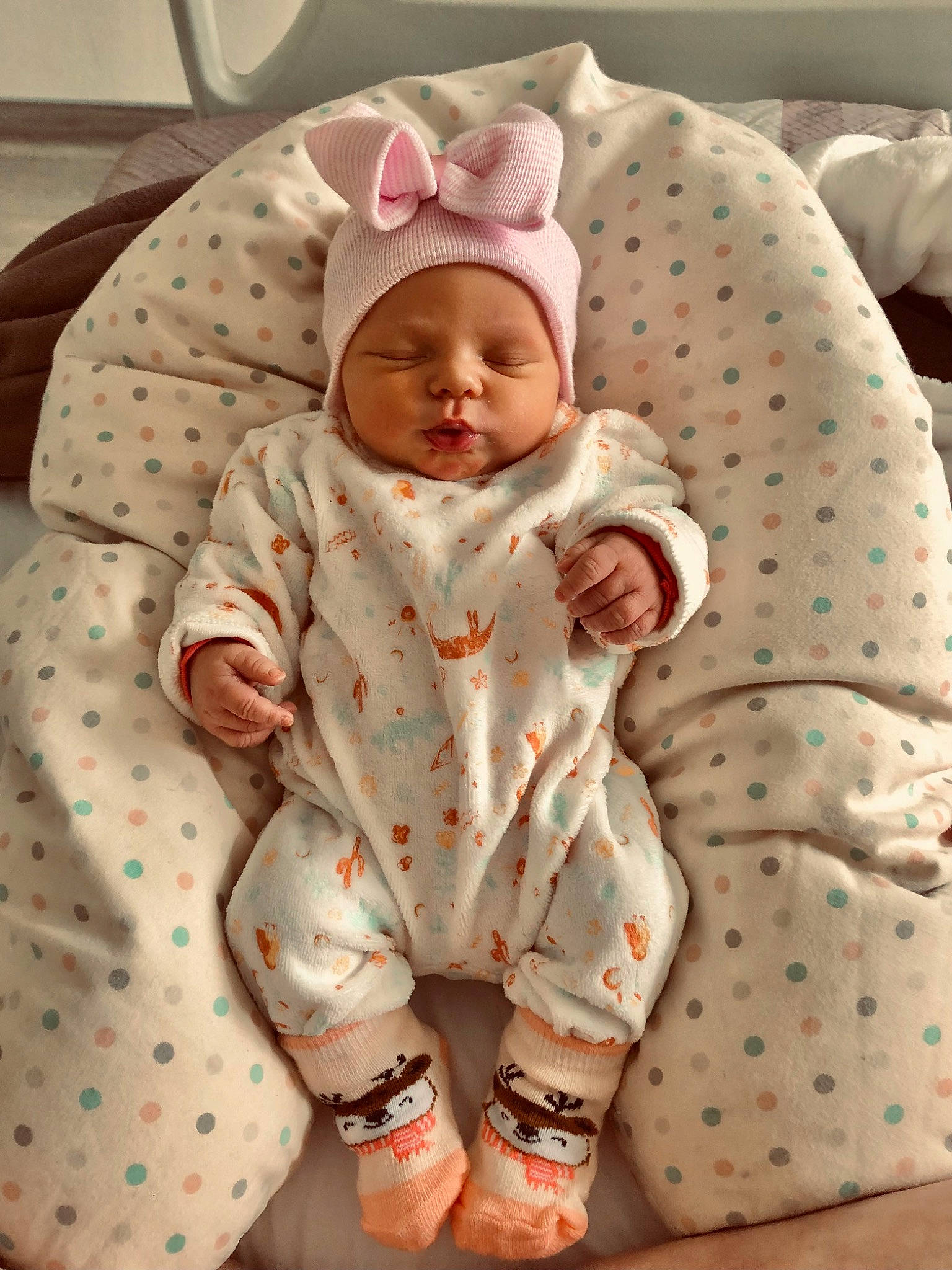 Meïvy a rejoint le concours — aidez-le/la à gagner de superbes lots ! baby, baby_products, baby_safety, baby_sleeping, baby_toddler_clothing, child, collar, comfort, hat, headwear, linens, pattern, peach, person, pink, portrait_photography, skin, sleeve, smile, textile