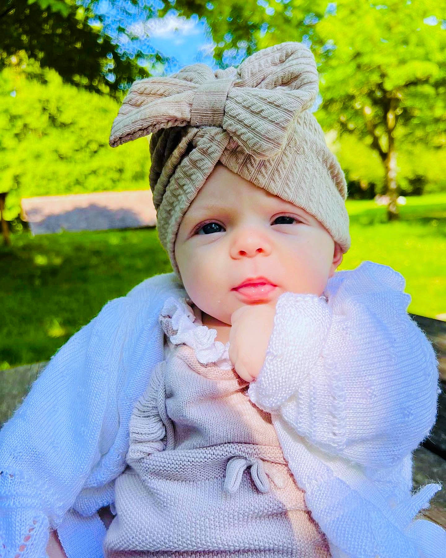 Meïvy a rejoint le concours — aidez-le/la à gagner de superbes lots ! baby, cap, child, crochet, fashion_accessory, fun, grass, happy, headband, headgear, headpiece, headwear, jewellery, knit_cap, pattern, people_in_nature, person, plant, portrait_photography, toddler