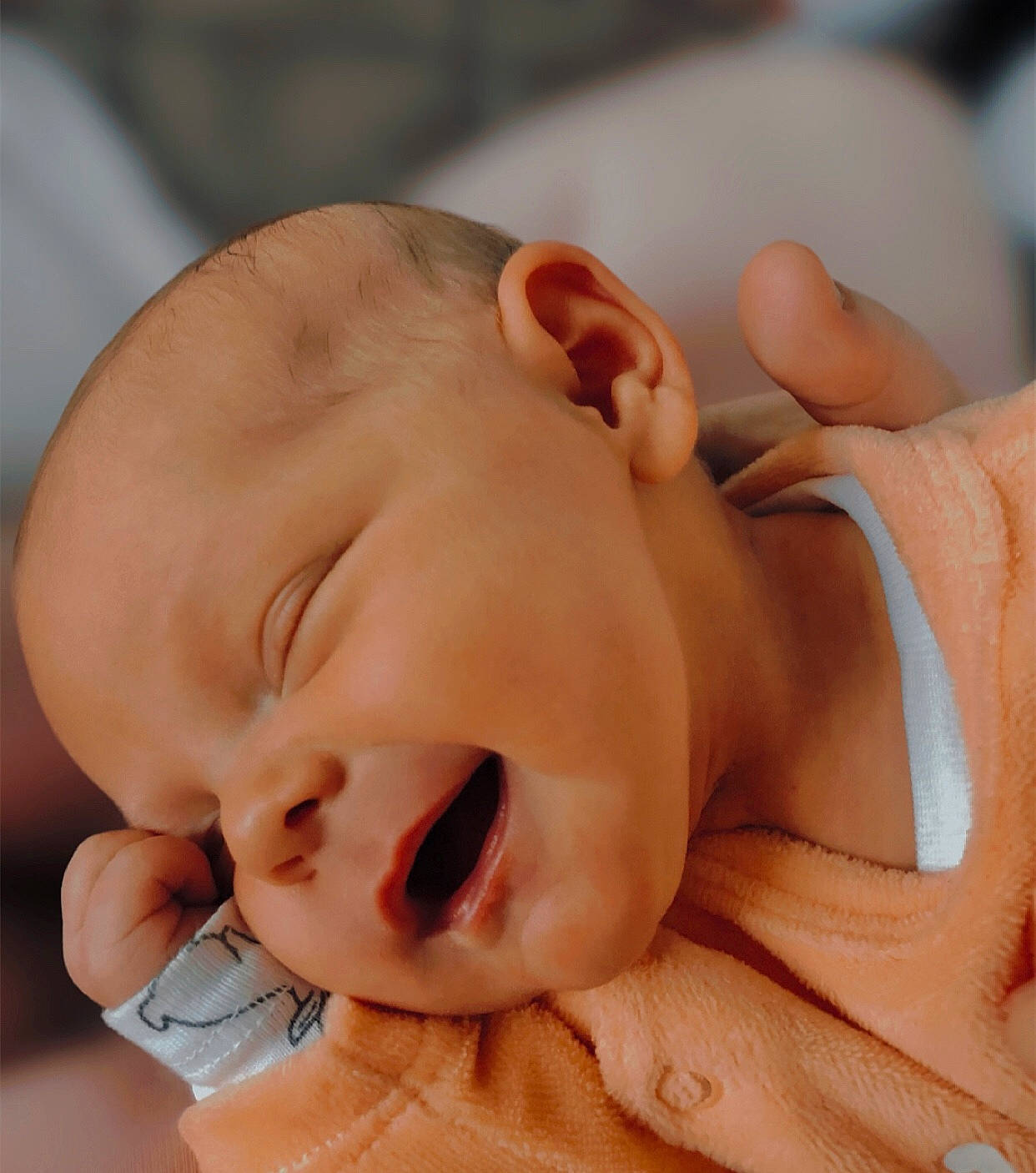 Meïvy a rejoint le concours — aidez-le/la à gagner de superbes lots ! baby, baby_sleeping, baby_toddler_clothing, cheek, comfort, ear, eyebrow, eyelash, finger, gesture, happy, head, iris, lip, mouth, muscle, neck, nose, person, skin