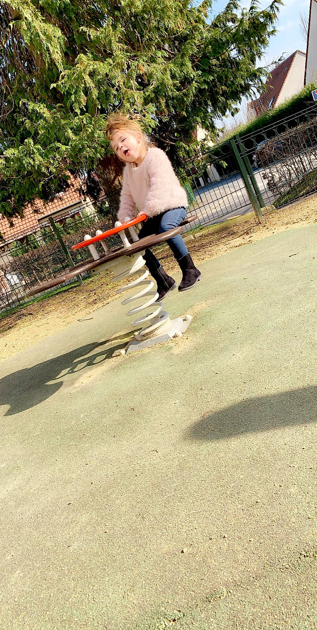 Marion a rejoint le concours — aidez-le/la à gagner de superbes lots ! asphalt, concrete, fun, grass, leg, person, recreation, road_surface, soil