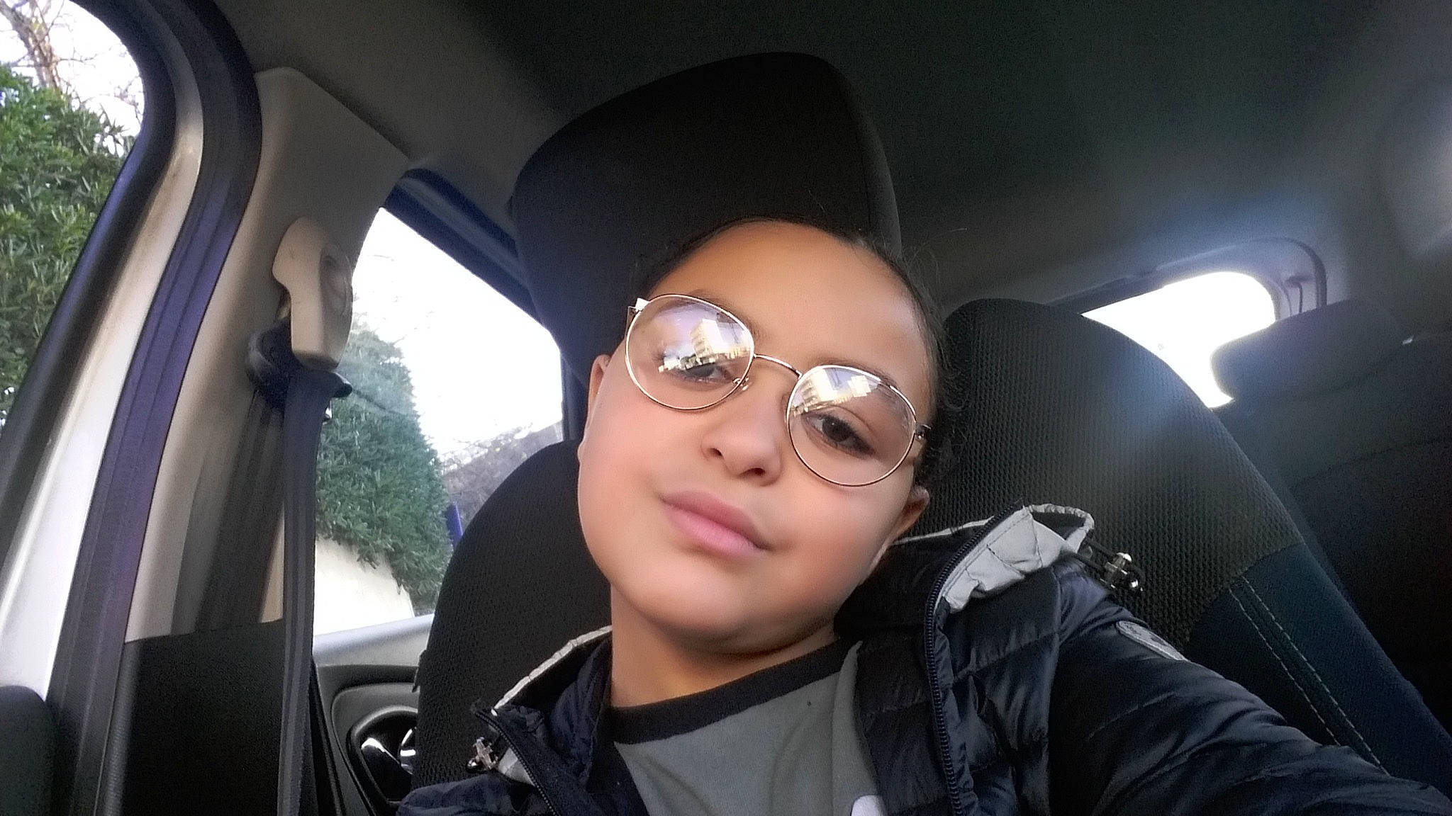 Nana participe au concours pour gagner de l'argent avec cette photo : black_hair, car, car_seat, cool, driving, eyewear, family_car, fun, glasses, luxury_vehicle, mouth, nose, person, photography, selfie, smile, sunglasses, vacation, vehicle, vision_care