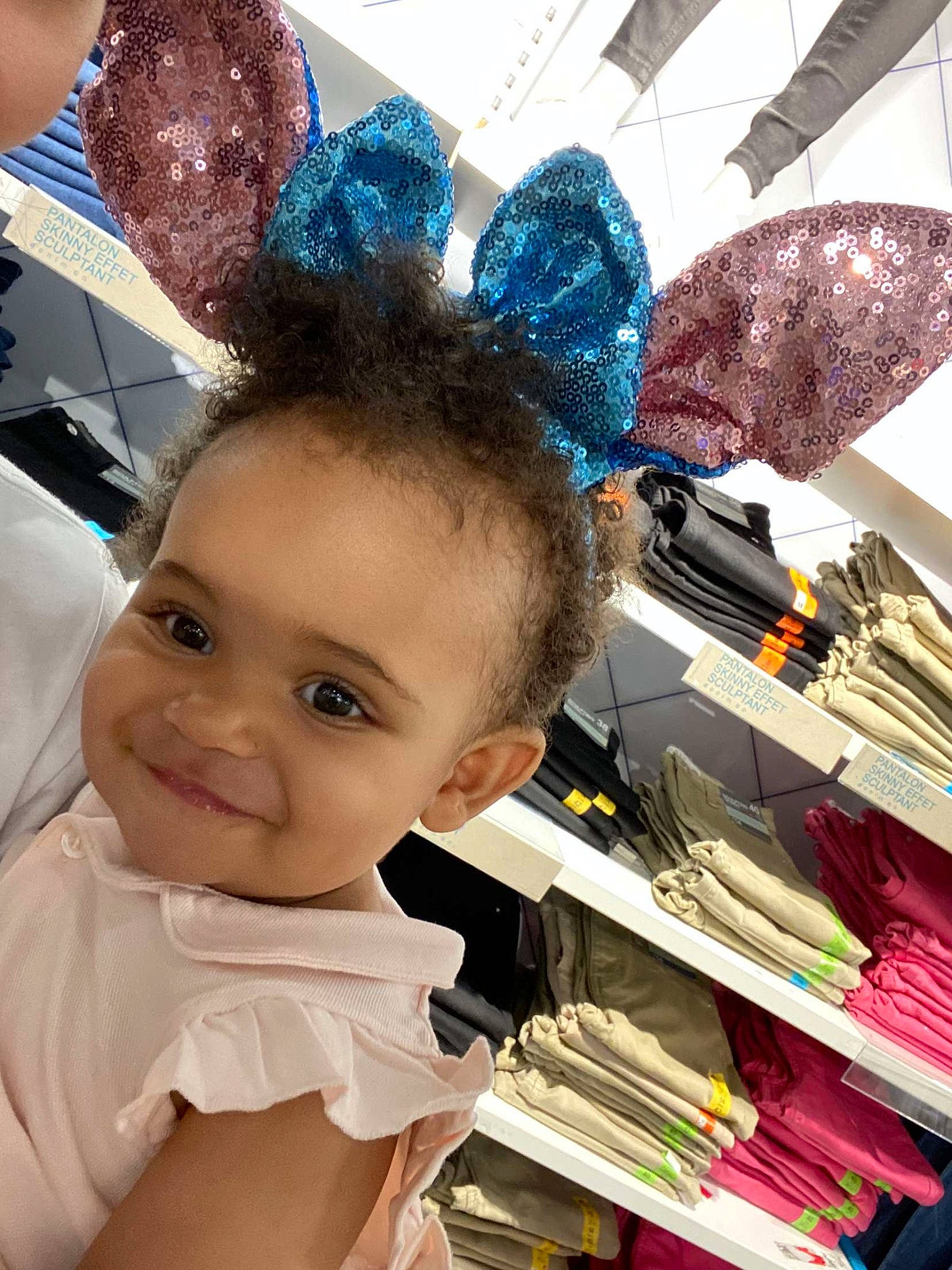 Ysis a rejoint le concours — aidez-le/la à gagner de superbes lots ! baby, beauty, cap, child, ear, eyebrow, eyelash, fashion_accessory, fashion_design, fun, hair_accessory, hair_coloring, happy, headpiece, joy, magenta, person, pink, publication, selfie