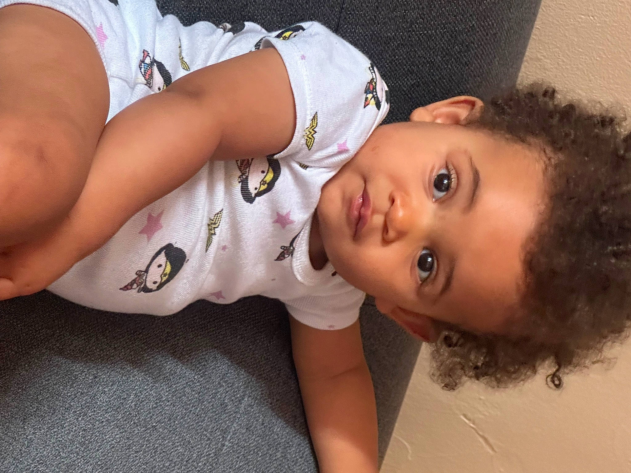 Ysis a rejoint le concours — aidez-le/la à gagner de superbes lots ! arm, baby_toddler_clothing, black_hair, cheek, chest, child, elbow, eyelash, glasses, happy, human_body, lip, mouth, neck, nose, person, skin, sleeve, sunglasses, toddler