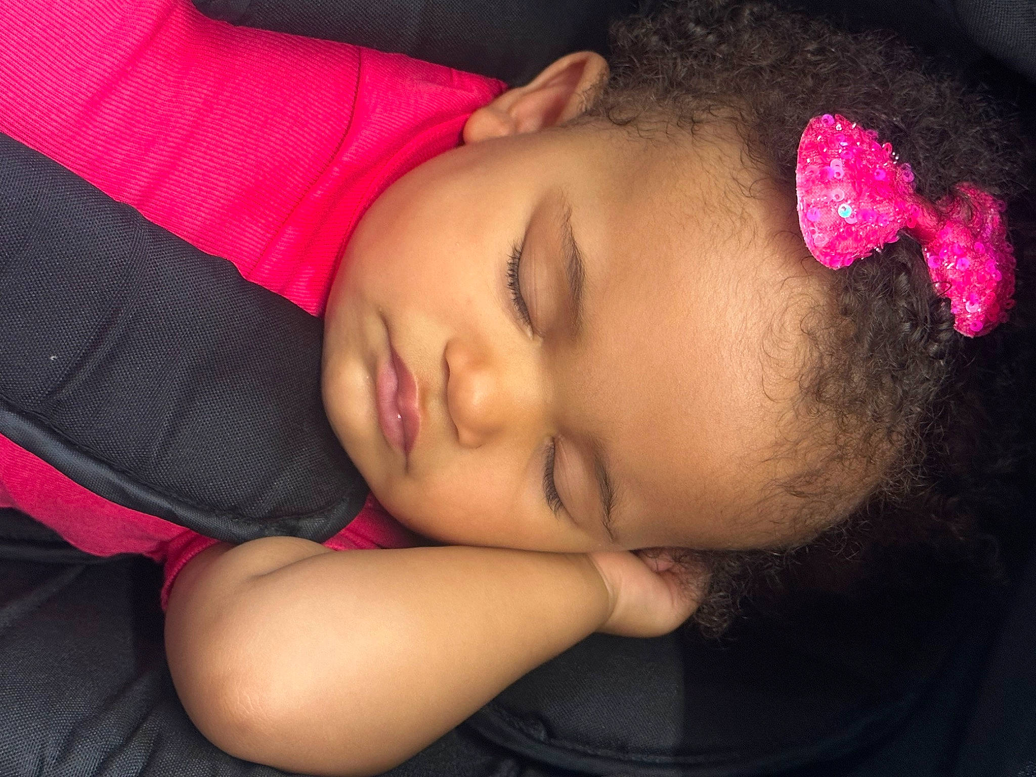 Ysis a rejoint le concours — aidez-le/la à gagner de superbes lots ! arm, cheek, chin, ear, eye, eyebrow, eyelash, forehead, hair, head, headgear, lip, mammal, mouth, neck, nose, person, pink, purple, shoulder