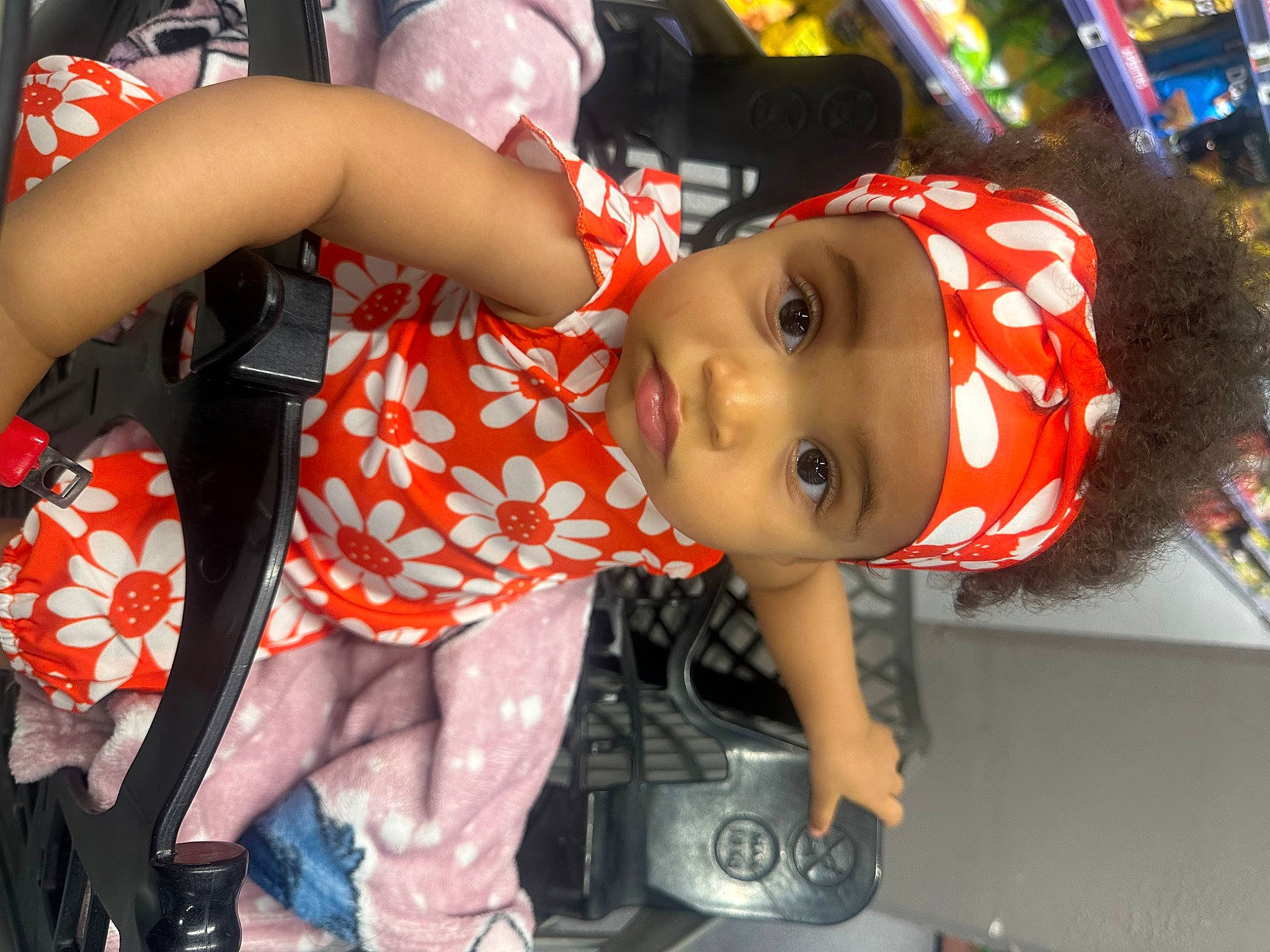 Ysis participe au concours pour gagner de l'argent avec cette photo : baby, carmine, child, costume, event, facial_expression, fun, happy, hat, headwear, human_leg, leisure, mouth, pattern, person, personal_protective_equipment, sandal, thigh, toddler, tradition